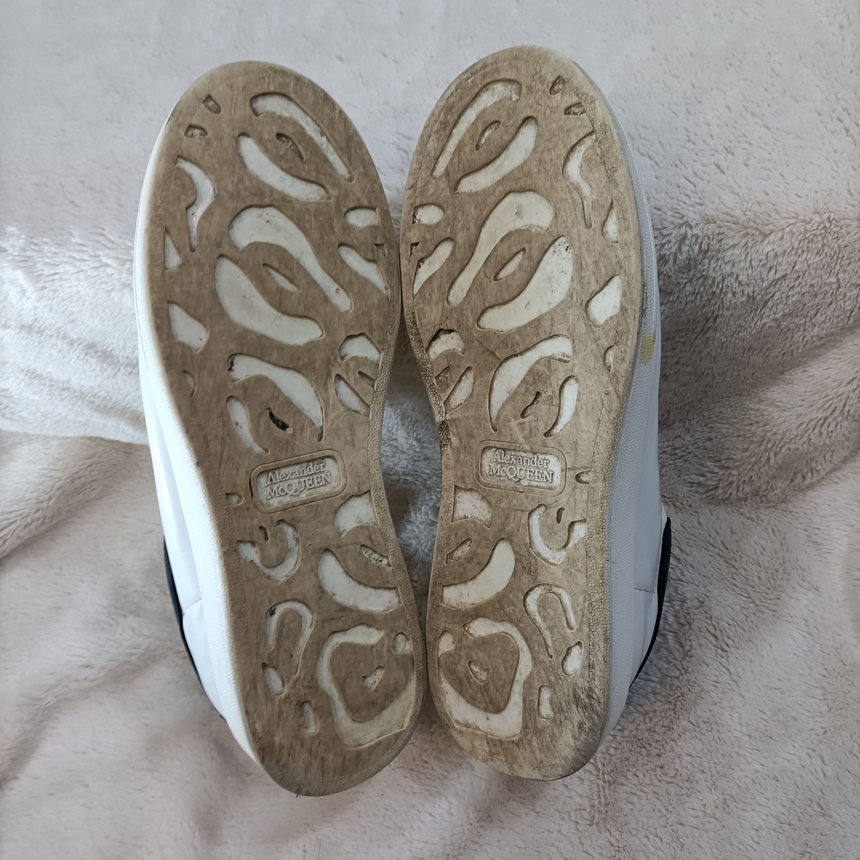 Voir photo 7 de Baskets blanches - Alexander McQueen - Taille 41 Baskets blanches - Alexander McQueen - Taille 41 État correct reconditionné photo 7