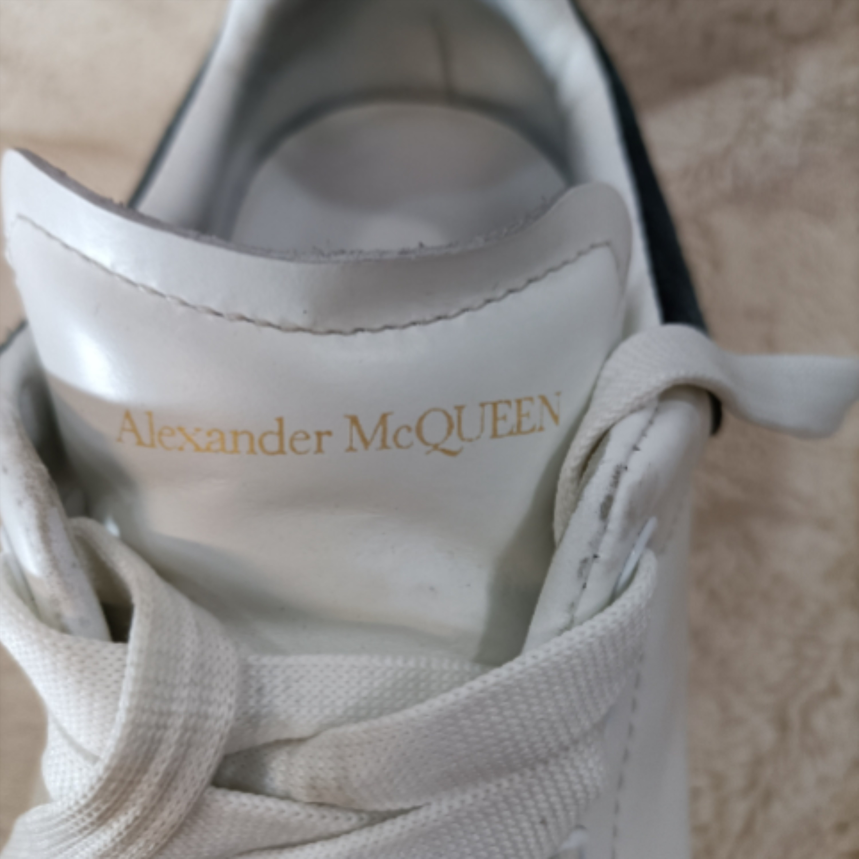 Voir photo 8 de Baskets blanches - Alexander McQueen - Taille 41 Baskets blanches - Alexander McQueen - Taille 41 État correct reconditionné photo 8