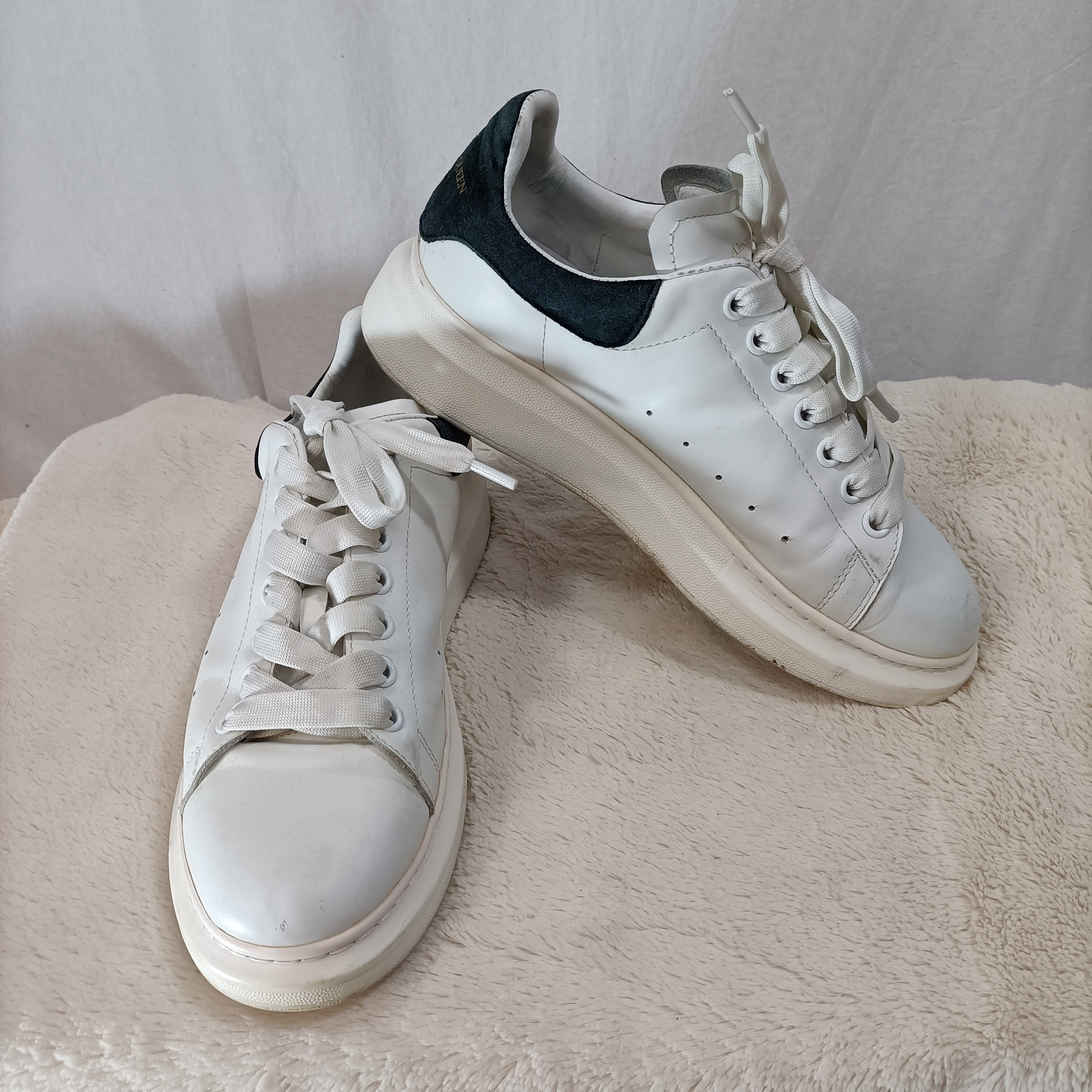 Baskets blanches - Alexander McQueen - Taille 41 État correct - 79,50 € Baskets blanches - Alexander McQueen - Taille 41 État correct reconditionné disponible sur Label Emmaüs