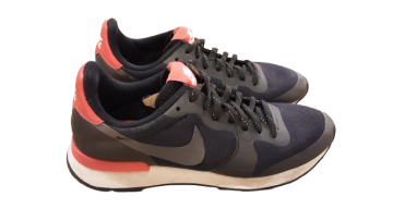 Baskets de seconde main Bon état - 15,00 € Baskets de seconde main Bon état Nike reconditionné disponible sur Claquettes Market