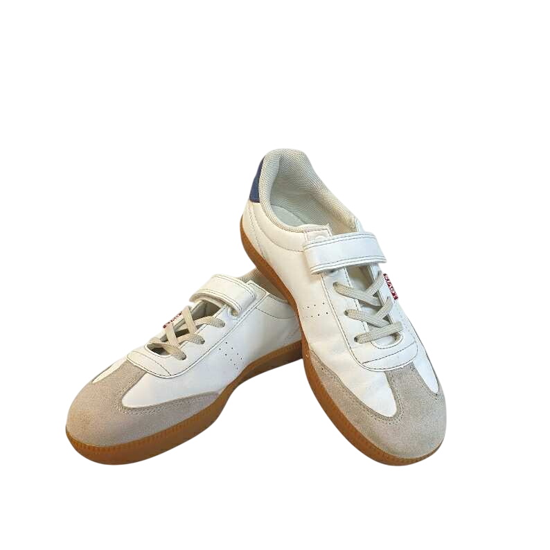 Baskets Fille - Levis - 34 Très bon état - 16,00 € Baskets Fille - Levis - 34 Très bon état reconditionné disponible sur Label Emmaüs