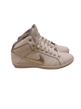 Baskets montantes blanche/argent NIKE T38 de seconde main - 18,00 € Baskets montantes blanche/argent NIKE T38 de seconde main Nike reconditionné disponible sur Claquettes Market