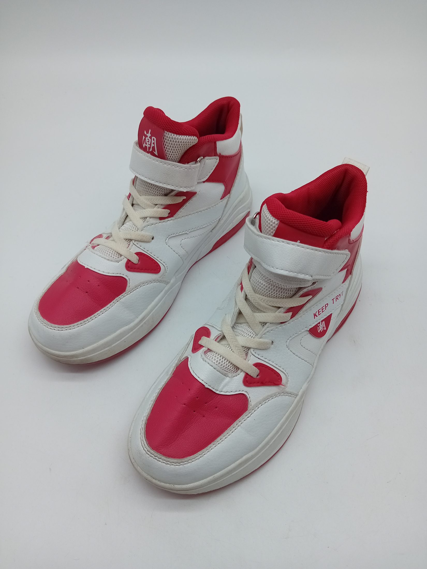 Voir photo 2 de Baskets Montantes Rétro Blanc Et Rouge (T6186) Baskets Montantes Rétro Blanc Et Rouge (T6186) Très bon état reconditionné photo 2