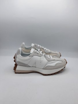 Baskets NEW BALANCE blanches de seconde main Parfait état - 70,00 € Baskets NEW BALANCE blanches de seconde main Parfait état New Balance reconditionné disponible sur Claquettes Market