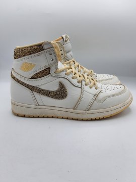 Baskets NIKE AIR JORDAN 1 blanches de seconde main Très bon état - 60,00 € Baskets NIKE AIR JORDAN 1 blanches de seconde main Très bon état Nike reconditionné disponible sur Claquettes Market