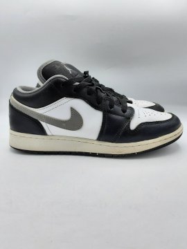 Baskets NIKE AUR JORDAN blanches et noires de seconde main - 25,00 € Baskets NIKE AUR JORDAN blanches et noires de seconde main reconditionné disponible sur Claquettes Market