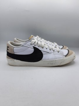 Baskets NIKE blanches de seconde main - 35,00 € Baskets NIKE blanches de seconde main reconditionné disponible sur Claquettes Market