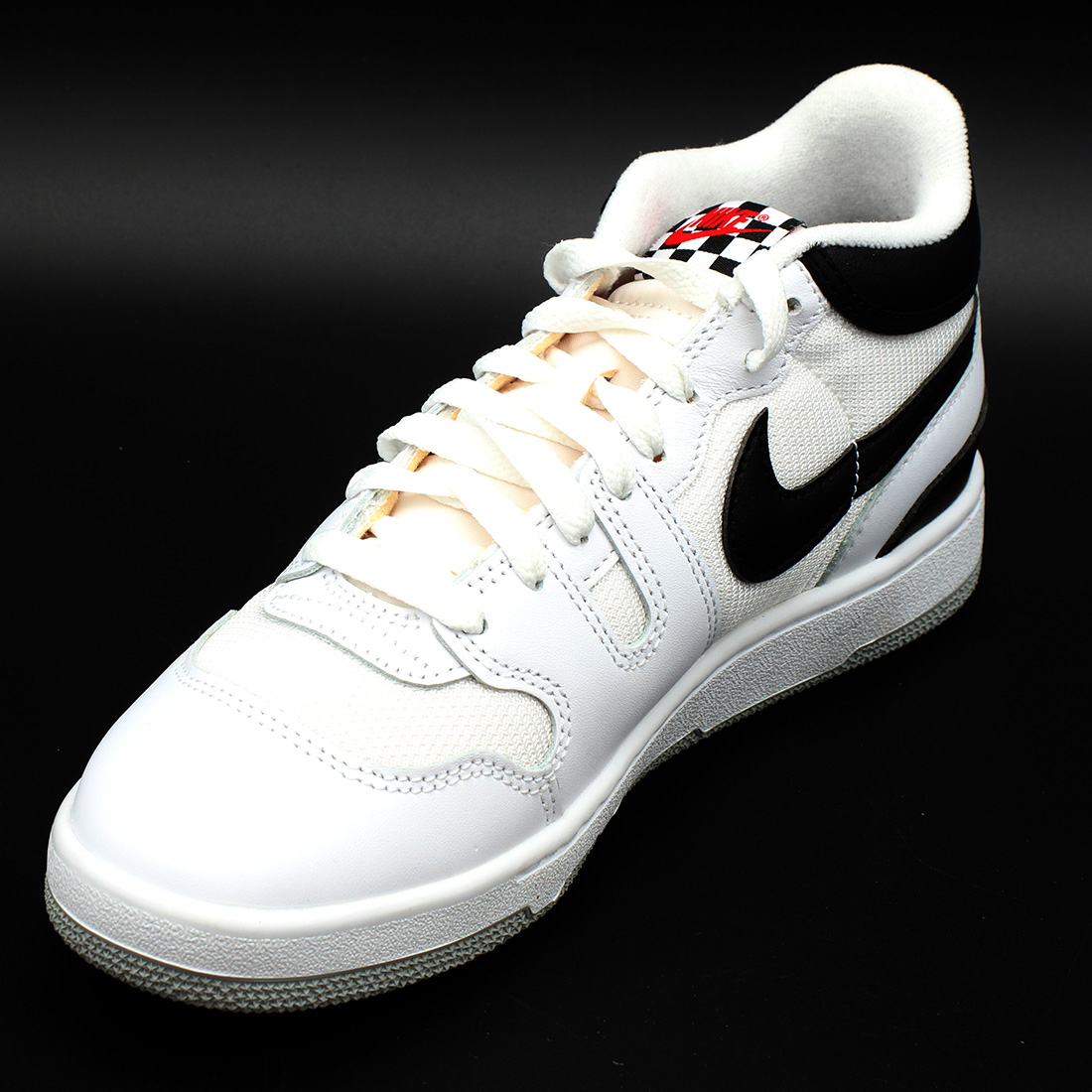 Voir photo 2 de Baskets T40 Nike Attack SP QS - jamais portées Baskets T40 Nike Attack SP QS - jamais portées reconditionné photo 2