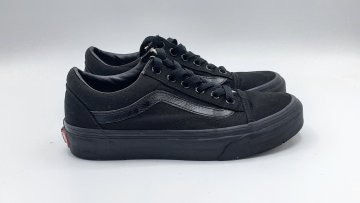 Acheter Baskets vans noires - 25,00 € Baskets vans noires Vans reconditionné disponible sur Claquettes Market