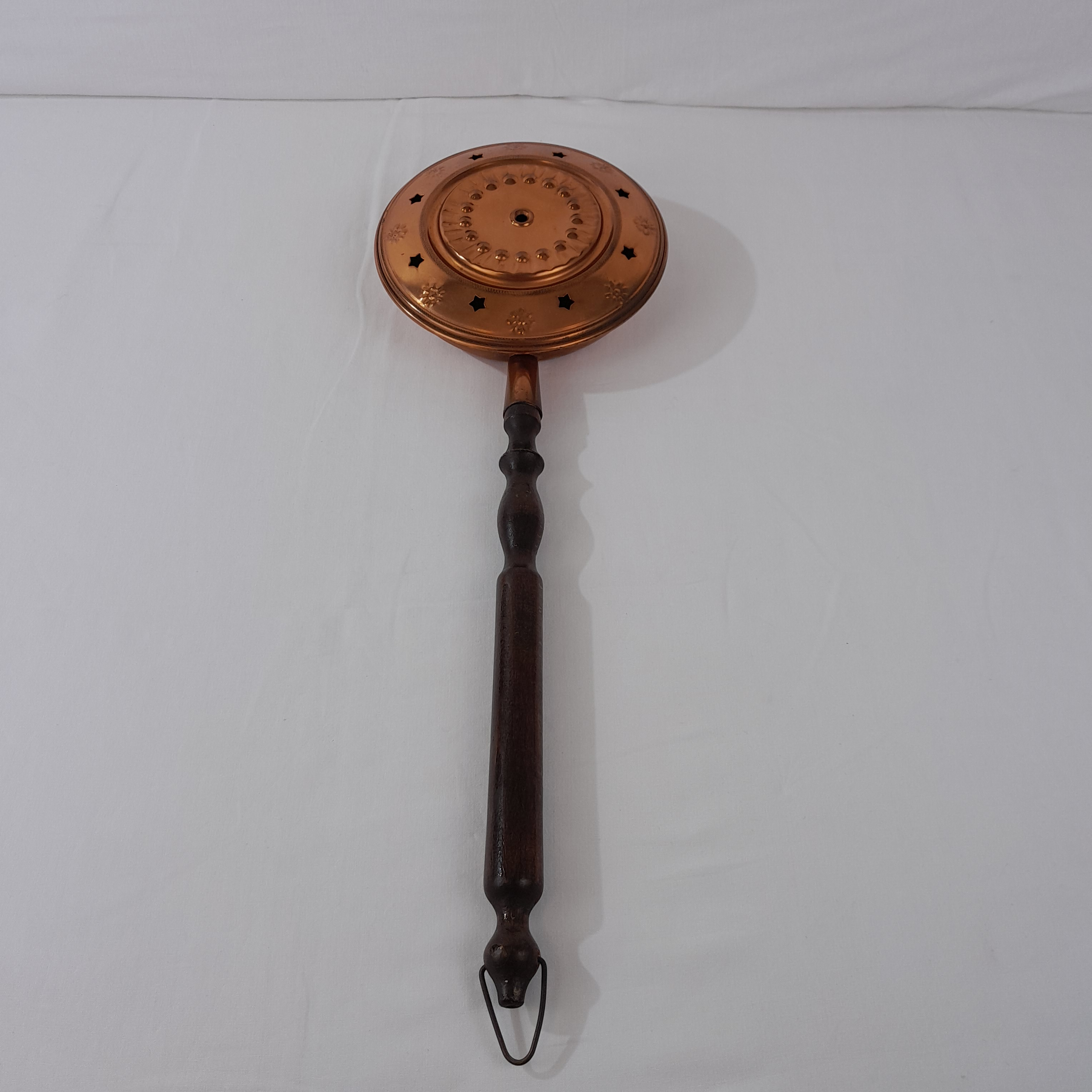 Acheter Bassinoire chauffe lit en cuivre Bon état - 10,00 € Bassinoire chauffe lit en cuivre Bon état reconditionné disponible sur Label Emmaüs