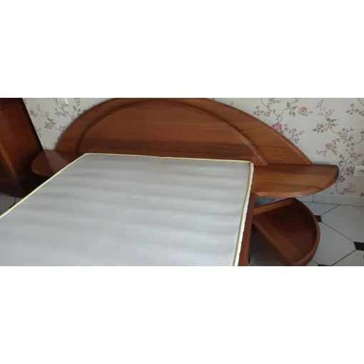 Beau Cadre De Lit En Bois Plein Avec Sommier Bon état reconditionné disponible sur Rakuten