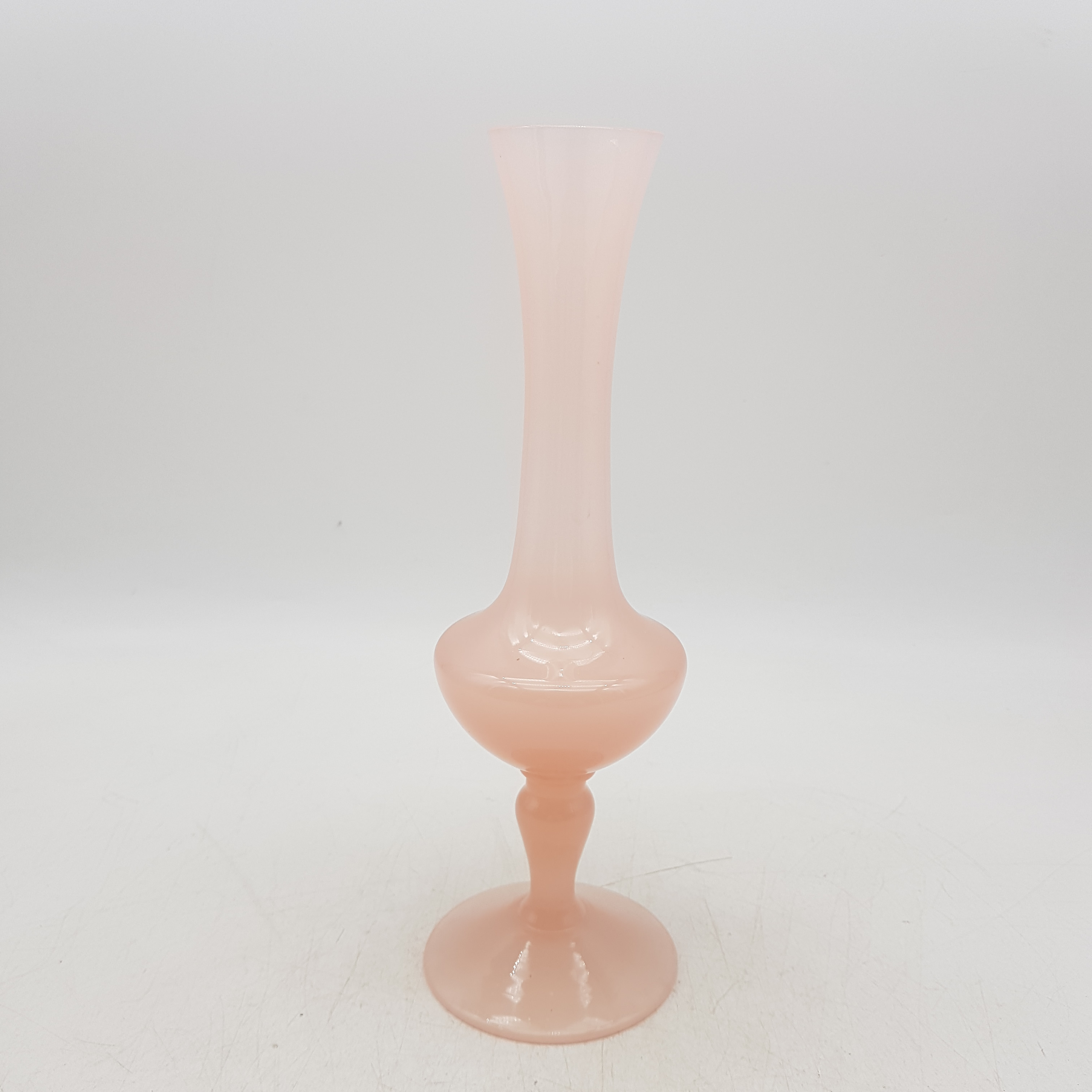 Voir photo 2 de Beau et délicat vase en opaline rose Portieux Beau et délicat vase en opaline rose Portieux Bon état reconditionné photo 2