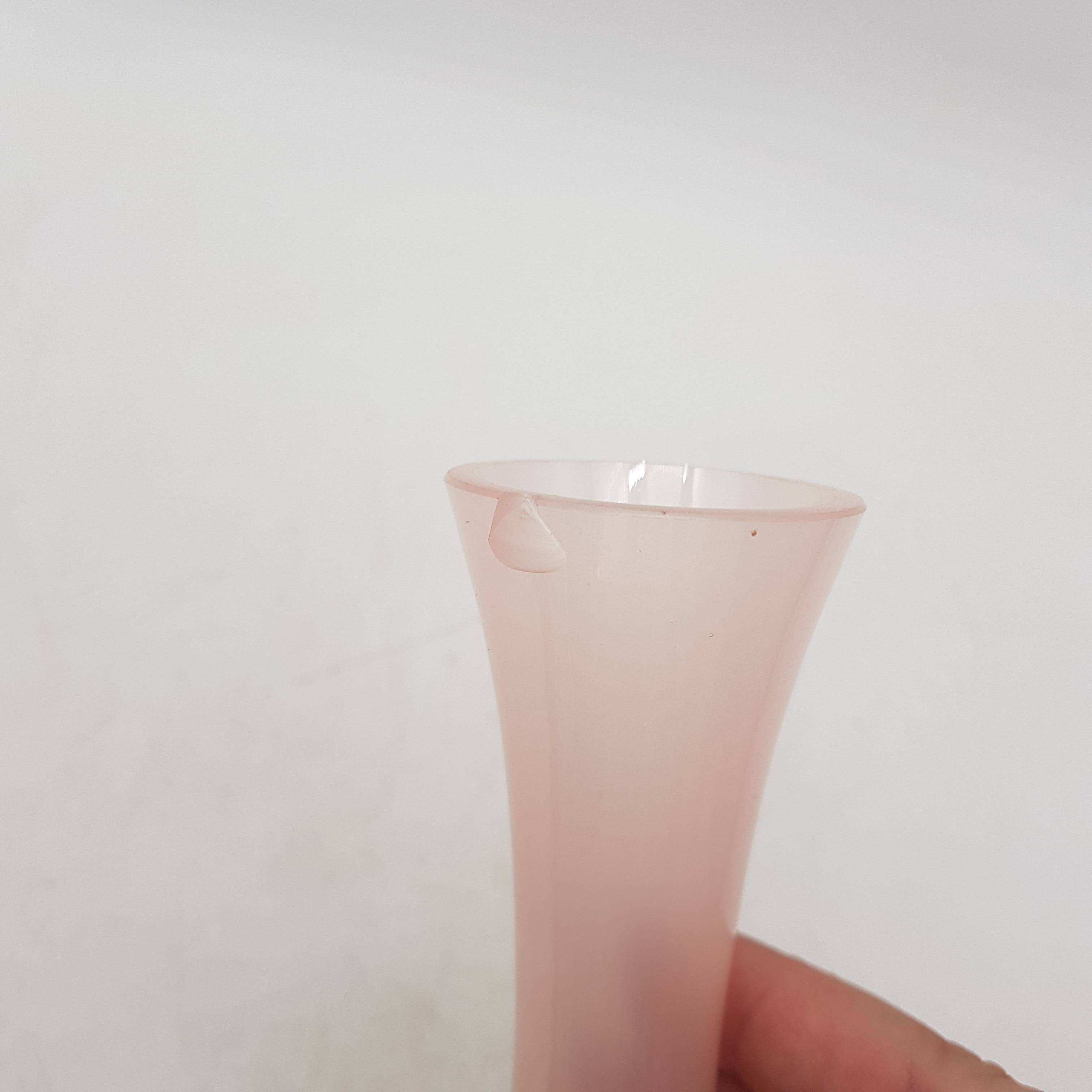 Voir photo 4 de Beau et délicat vase en opaline rose Portieux Beau et délicat vase en opaline rose Portieux Bon état reconditionné photo 4