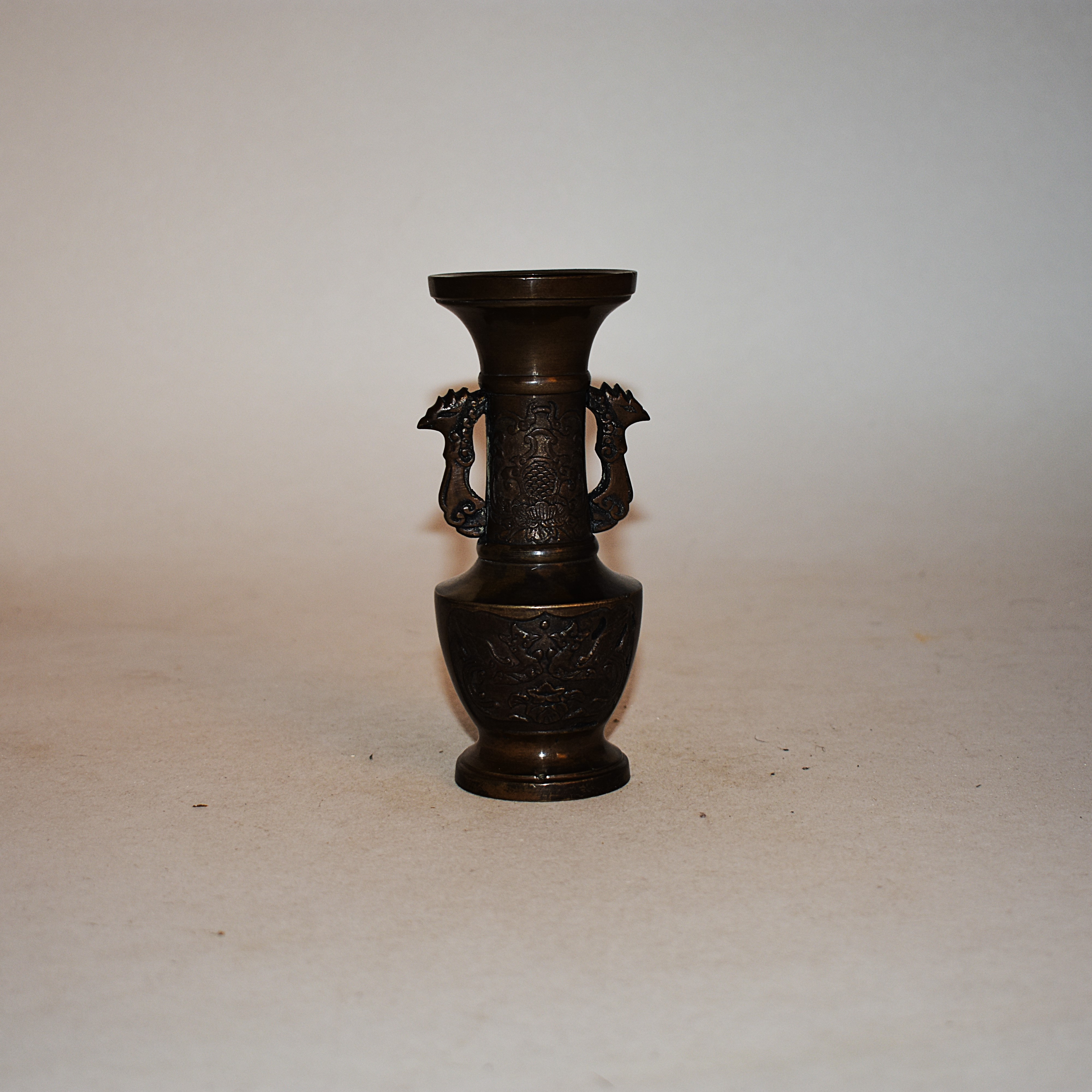 Voir photo 2 de Beau vase chinois ancien en bronze à motif floral et oiseau Beau vase chinois ancien en bronze à motif floral et oiseau reconditionné photo 2