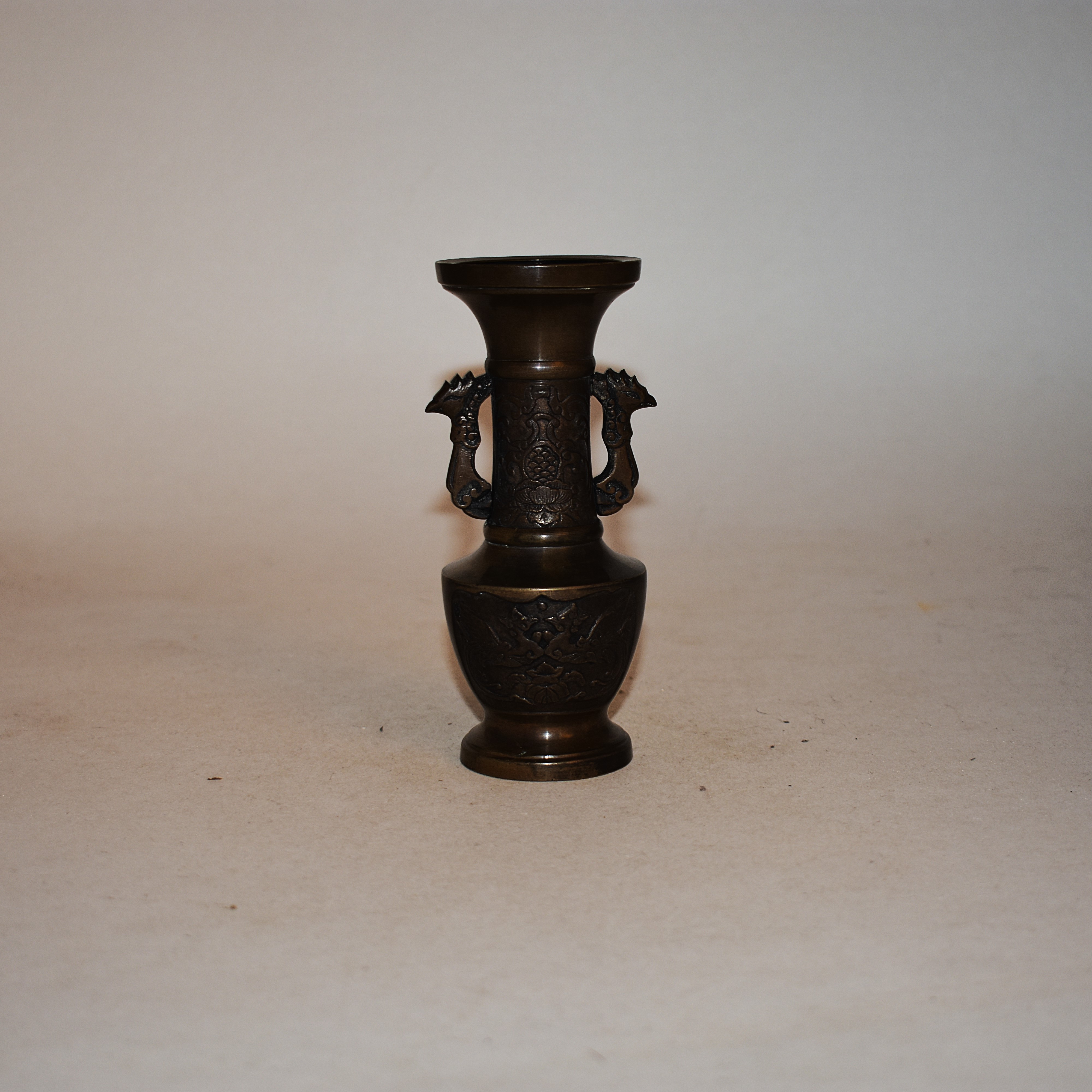 Voir photo 3 de Beau vase chinois ancien en bronze à motif floral et oiseau Beau vase chinois ancien en bronze à motif floral et oiseau reconditionné photo 3