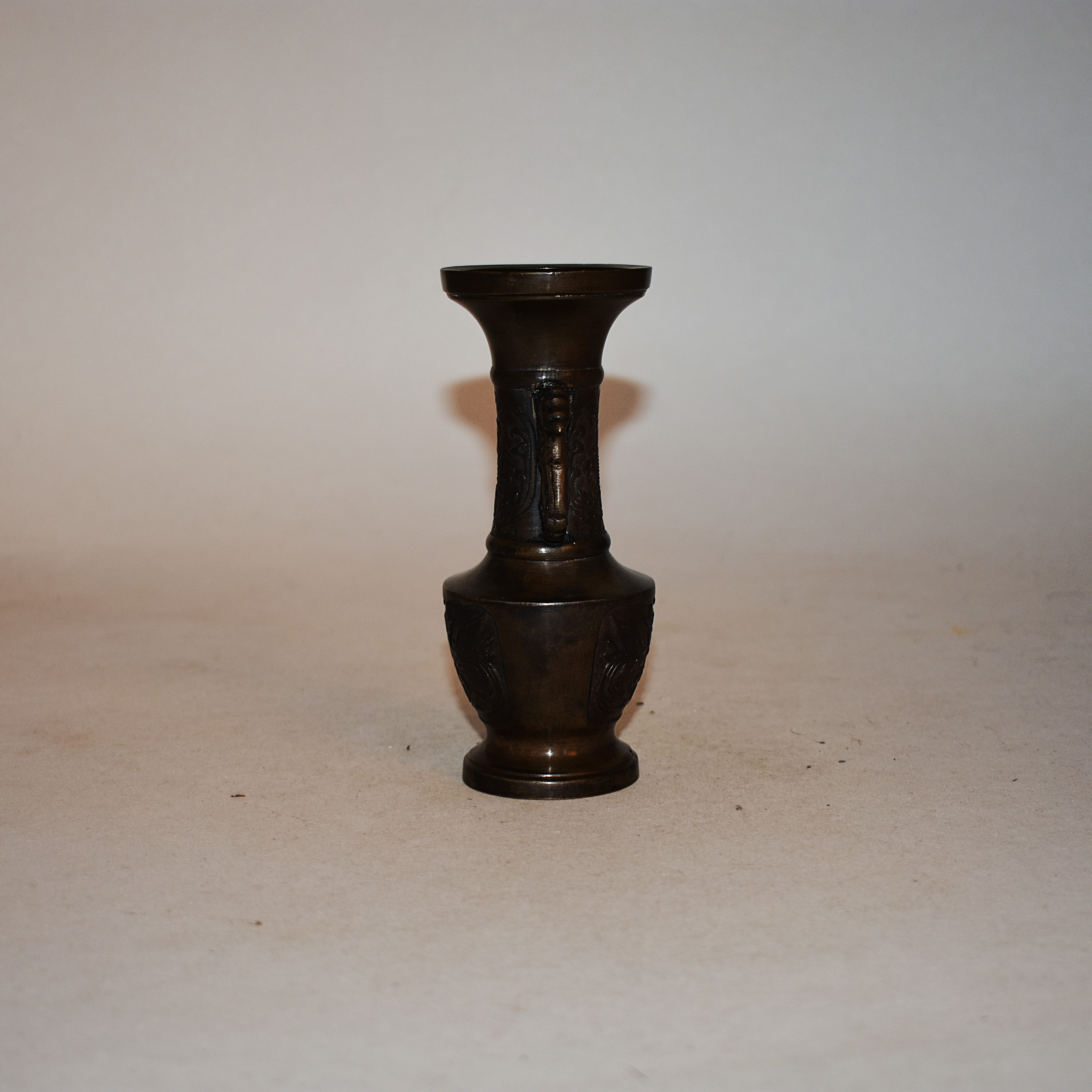 Voir photo 4 de Beau vase chinois ancien en bronze à motif floral et oiseau Beau vase chinois ancien en bronze à motif floral et oiseau reconditionné photo 4