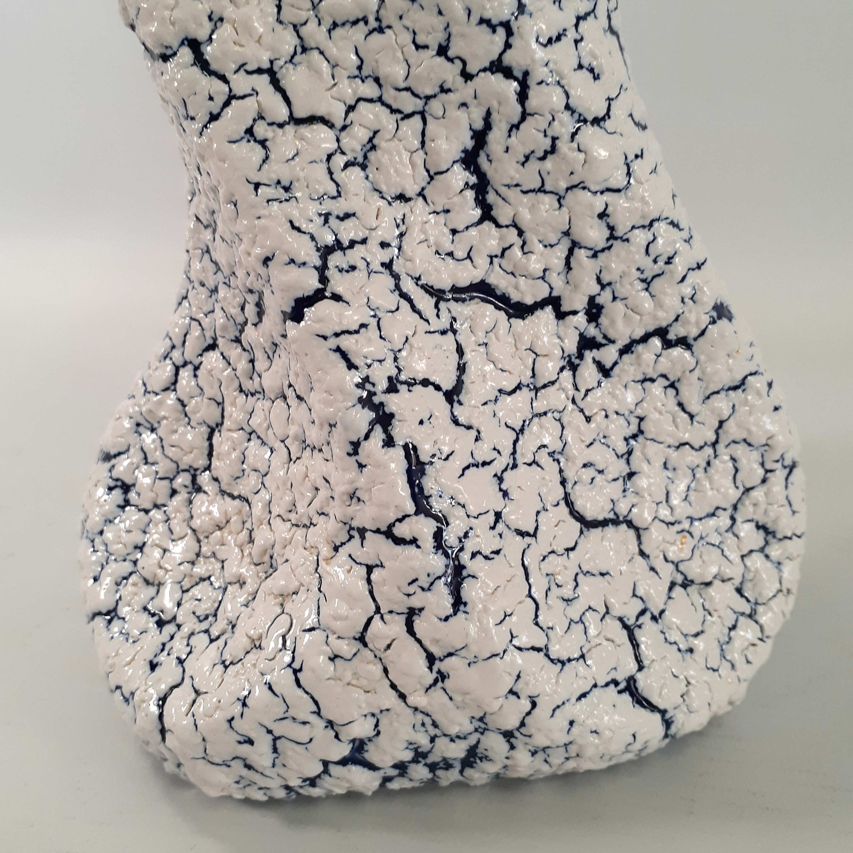 Voir photo 10 de Beau vase crispé bleu nuit et blanc - céramique porcelaine Beau vase crispé bleu nuit et blanc - céramique porcelaine Bon état reconditionné photo 10