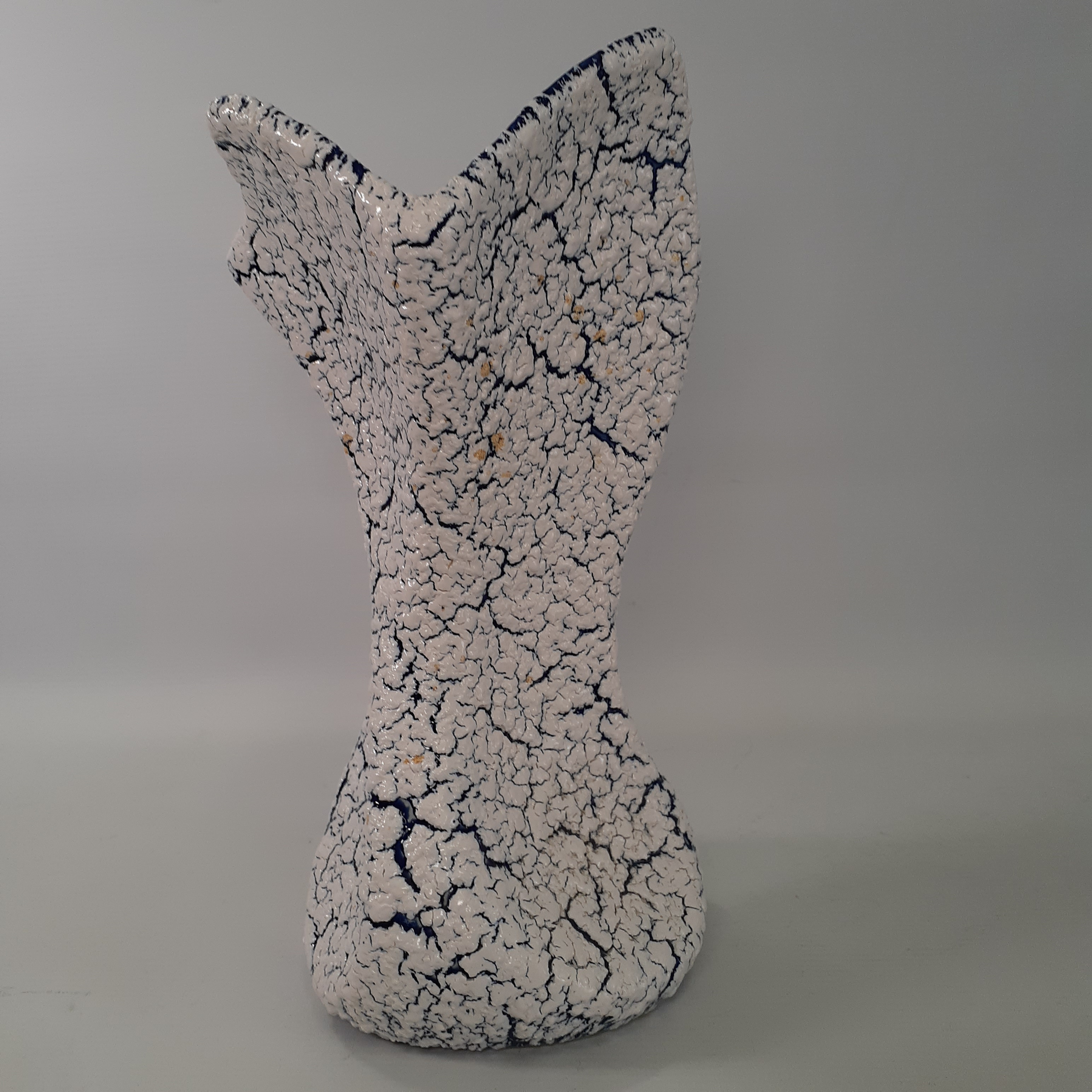 Voir photo 11 de Beau vase crispé bleu nuit et blanc - céramique porcelaine Beau vase crispé bleu nuit et blanc - céramique porcelaine Bon état reconditionné photo 11