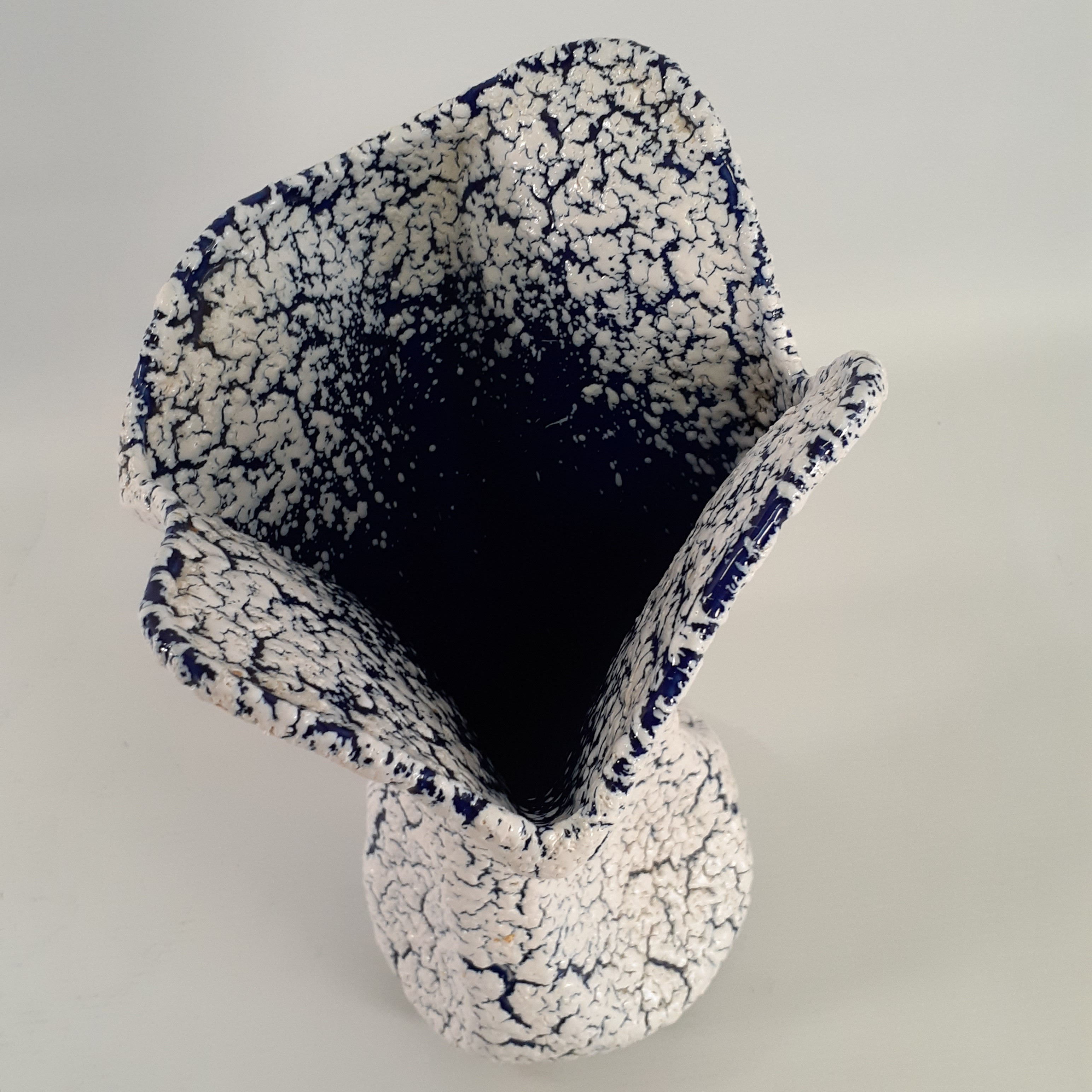 Voir photo 4 de Beau vase crispé bleu nuit et blanc - céramique porcelaine Beau vase crispé bleu nuit et blanc - céramique porcelaine Bon état reconditionné photo 4