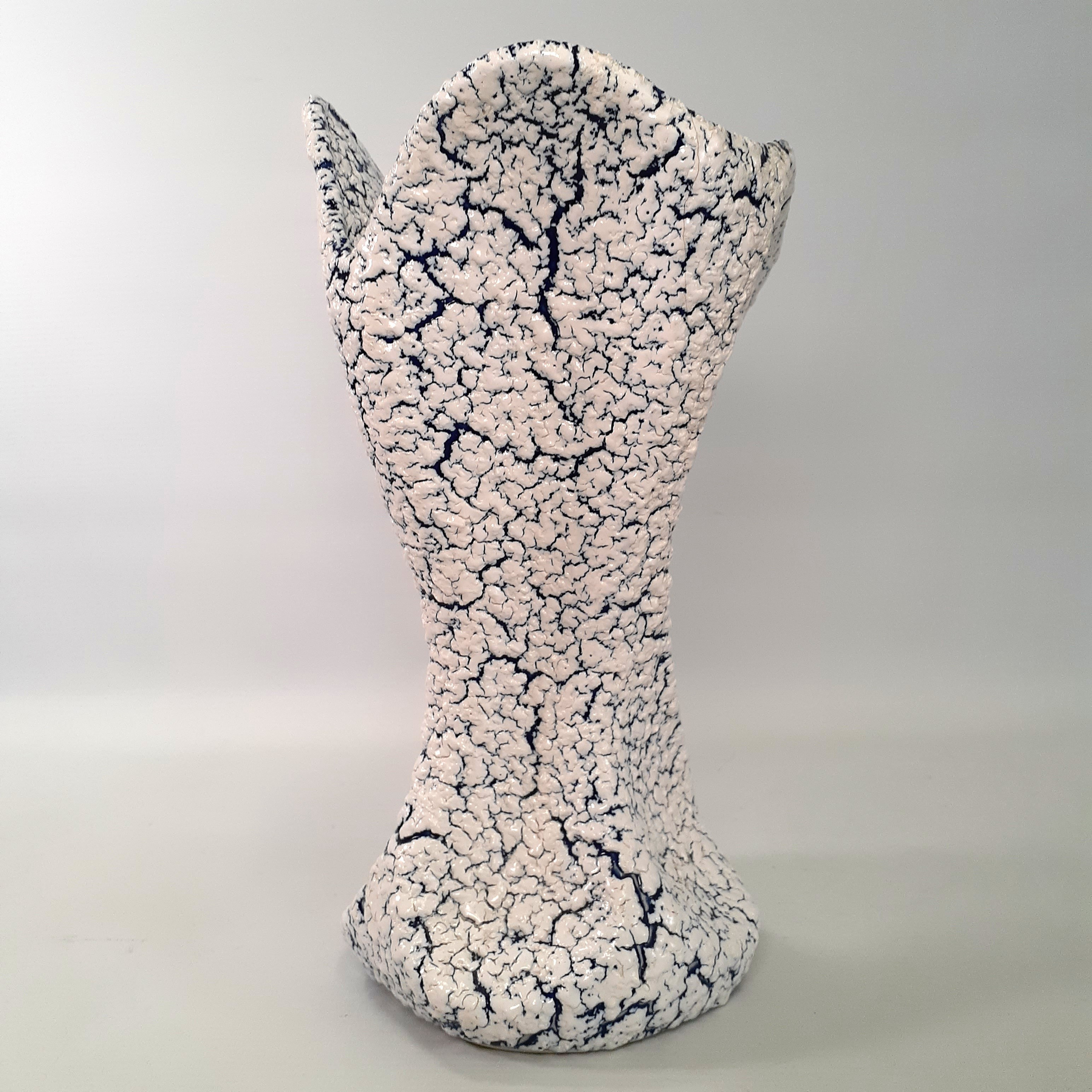 Voir photo 5 de Beau vase crispé bleu nuit et blanc - céramique porcelaine Beau vase crispé bleu nuit et blanc - céramique porcelaine Bon état reconditionné photo 5