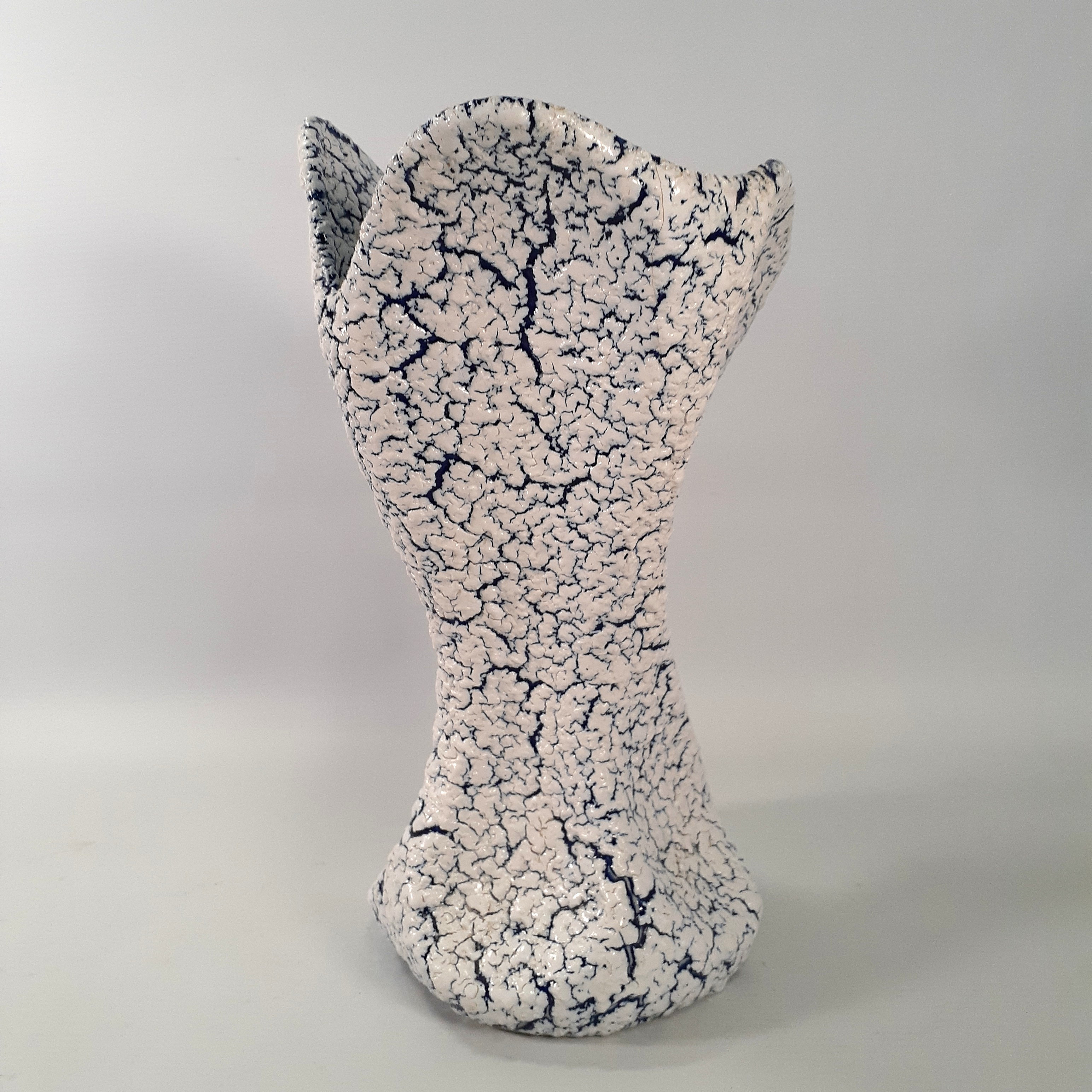 Voir photo 9 de Beau vase crispé bleu nuit et blanc - céramique porcelaine Beau vase crispé bleu nuit et blanc - céramique porcelaine Bon état reconditionné photo 9