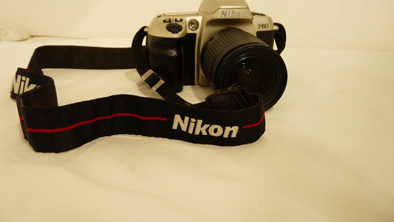 Voir photo 2 de Bel appareil photo argentique NIKON F60 Bel appareil photo argentique NIKON F60 Bon état reconditionné photo 2