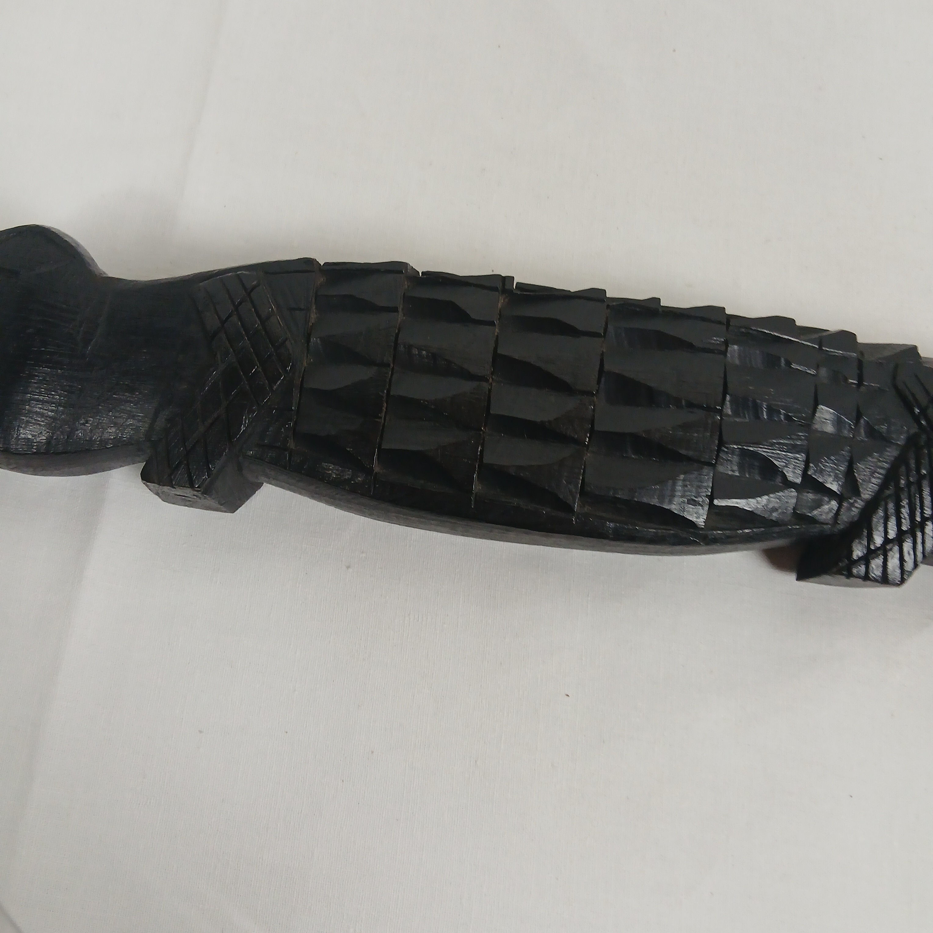 Voir photo 16 de Belle décoration d'un alligator en bois d'ébène de 51 centimètres Belle décoration d'un alligator en bois d'ébène de 51 centimètres Bon état reconditionné photo 16