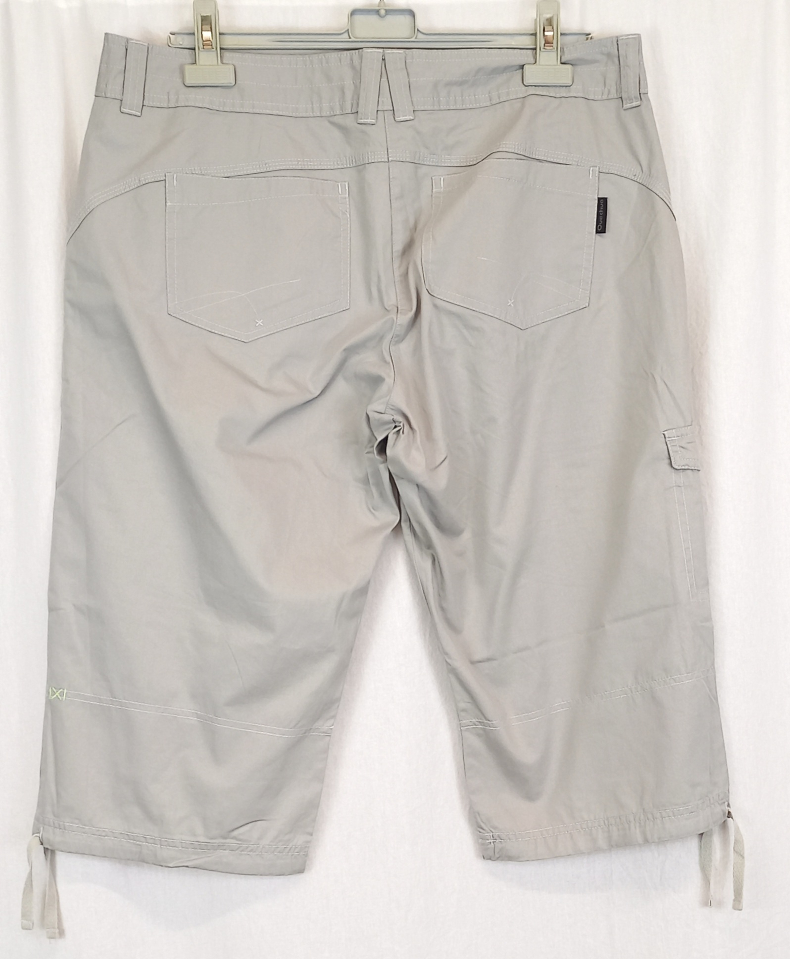 Voir photo 2 de Bermuda "QUECHUA" gris très clair poche avant et latéral lien serrage en bas Bermuda "QUECHUA" gris très clair poche avant et latéral lien serrage en bas Très bon état reconditionné photo 2