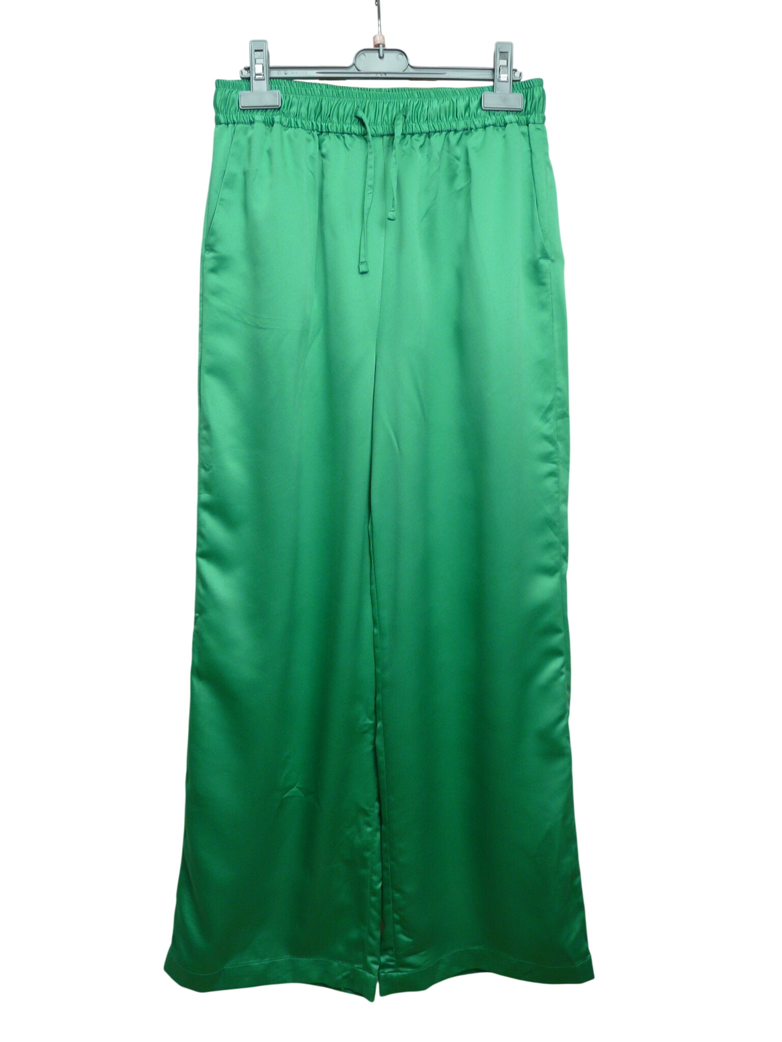 BF102 - Pantalon satiné - BZB - Taille M Très bon état - 10,00 € BF102 - Pantalon satiné - BZB - Taille M Très bon état reconditionné disponible sur Label Emmaüs