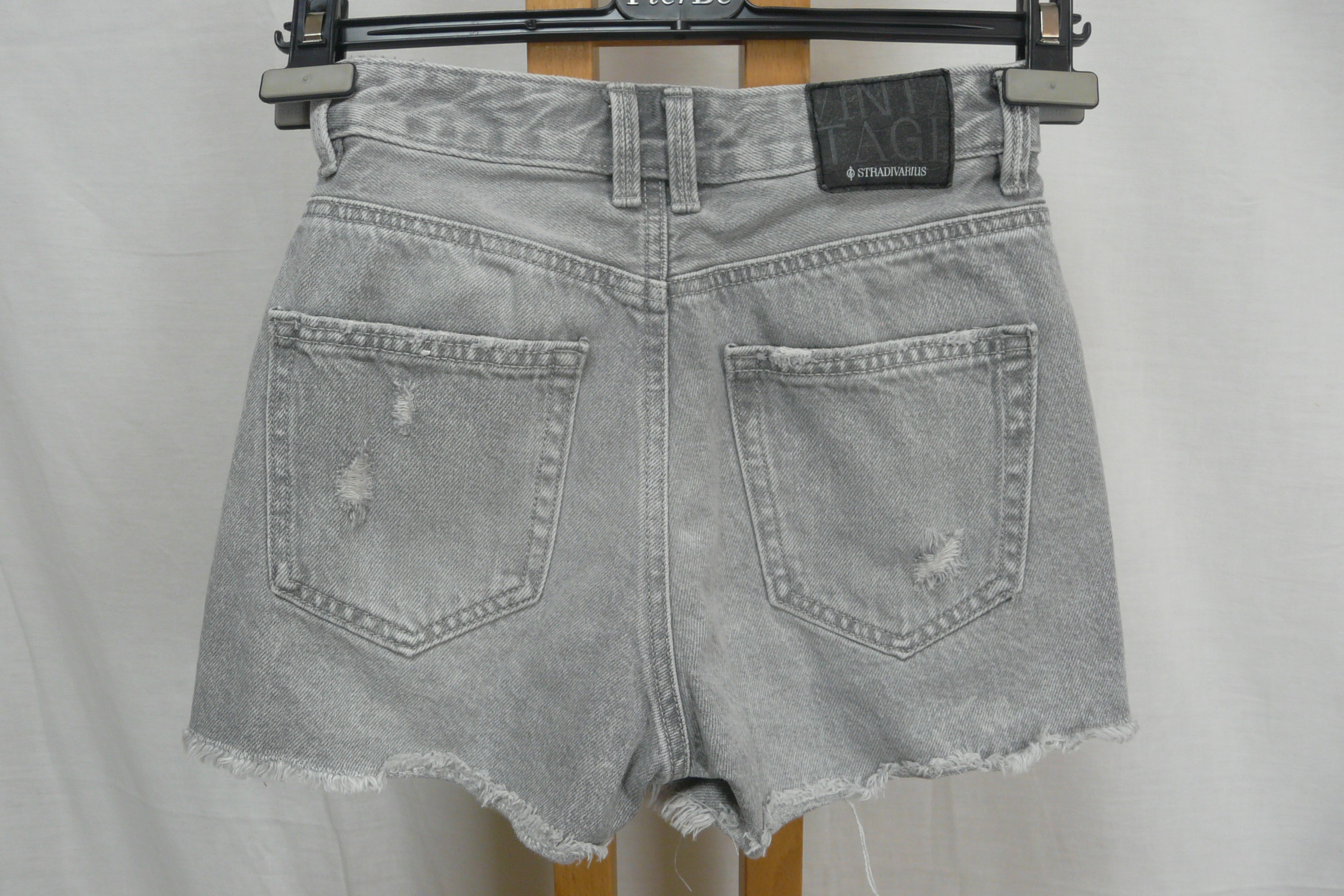 Voir photo 2 de BF108 - Mini short - Stradivarius - Taille 32 BF108 - Mini short - Stradivarius - Taille 32 Très bon état reconditionné photo 2