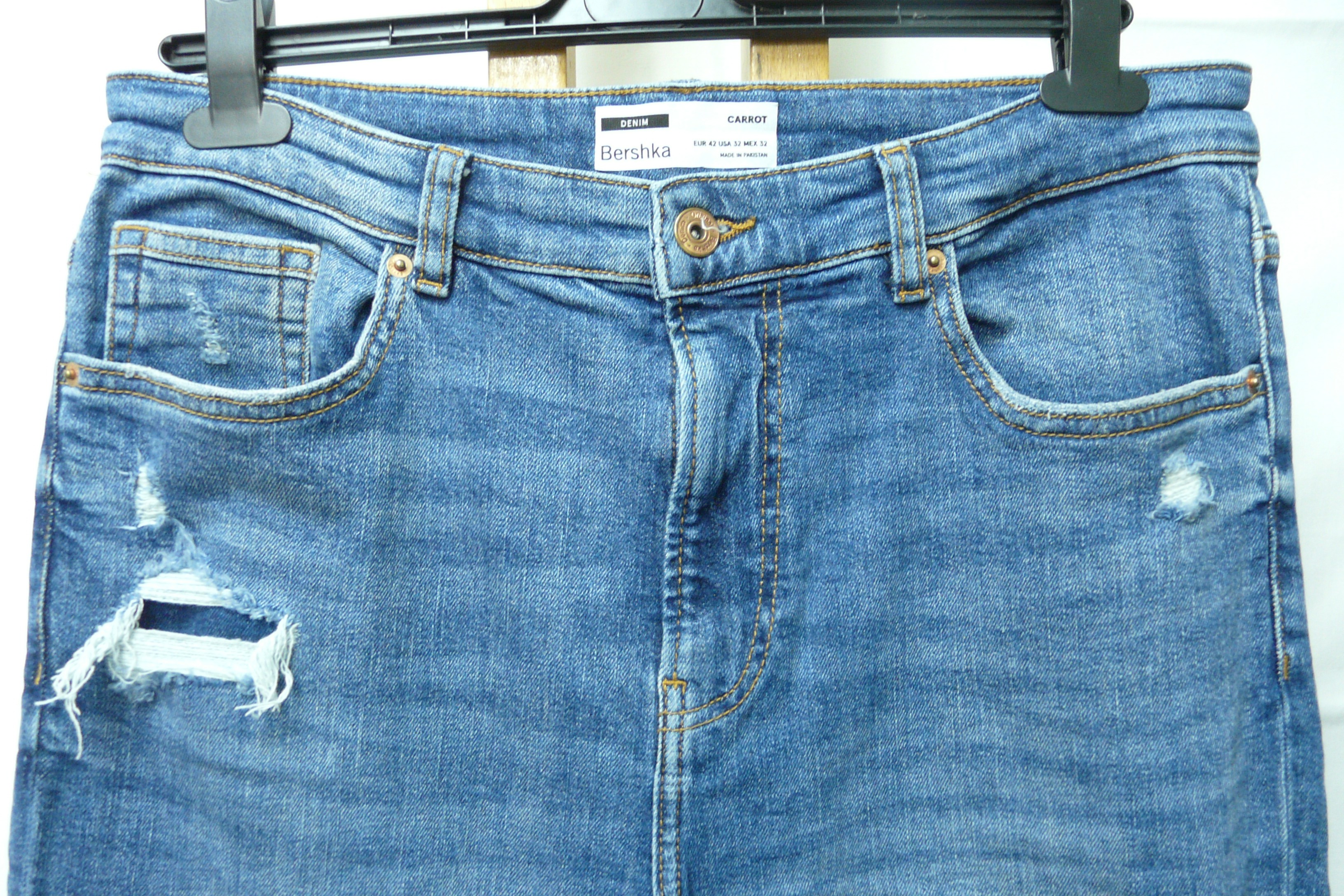 Voir photo 3 de BF249 - Jean coupe carotte - Bershka - Taille 42 BF249 - Jean coupe carotte - Bershka - Taille 42 Très bon état reconditionné photo 3