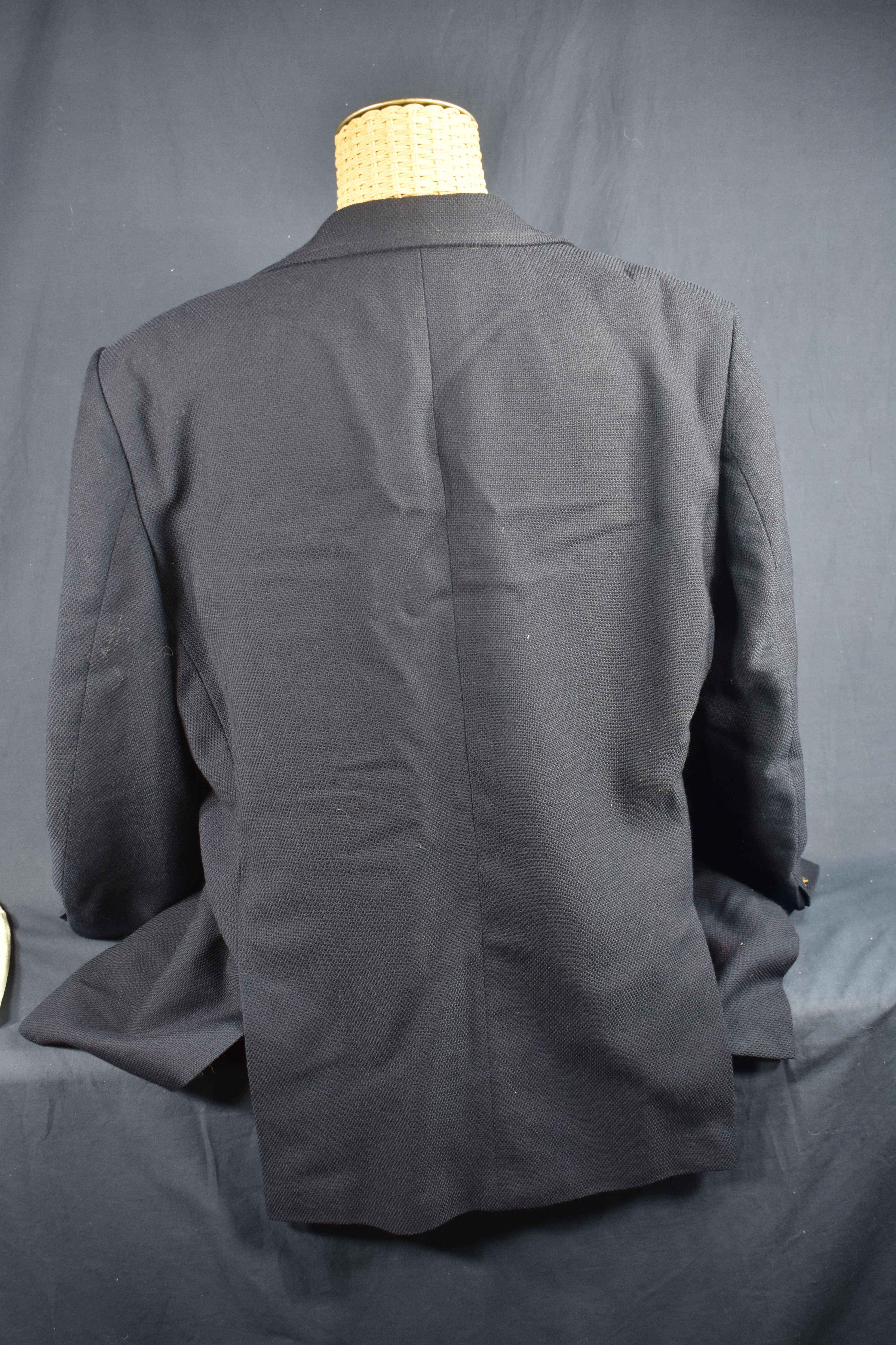 Voir photo 2 de Blazer bleu marine siglé EL GANSO taille 52 (M) en très bon état. Blazer bleu marine siglé EL GANSO taille 52 (M) en très bon état. Très bon état reconditionné photo 2