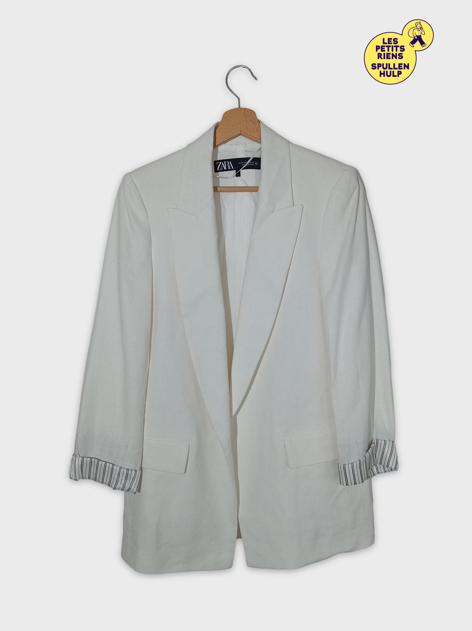 Blazer En Lin Mélangé Blanc Zara Xs (T5957) Très bon état - 12,00 € Blazer En Lin Mélangé Blanc Zara Xs (T5957) Très bon état reconditionné disponible sur Label Emmaüs