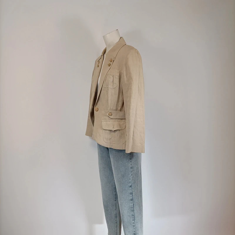 Voir photo 10 de Blazer lin beige Rohmer coupe saharienne poches plaquées boutons texturés taille 38 Blazer lin beige Rohmer coupe saharienne poches plaquées boutons texturés taille 38 Très bon état reconditionné photo 10