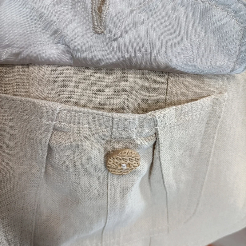 Voir photo 11 de Blazer lin beige Rohmer coupe saharienne poches plaquées boutons texturés taille 38 Blazer lin beige Rohmer coupe saharienne poches plaquées boutons texturés taille 38 Très bon état reconditionné photo 11