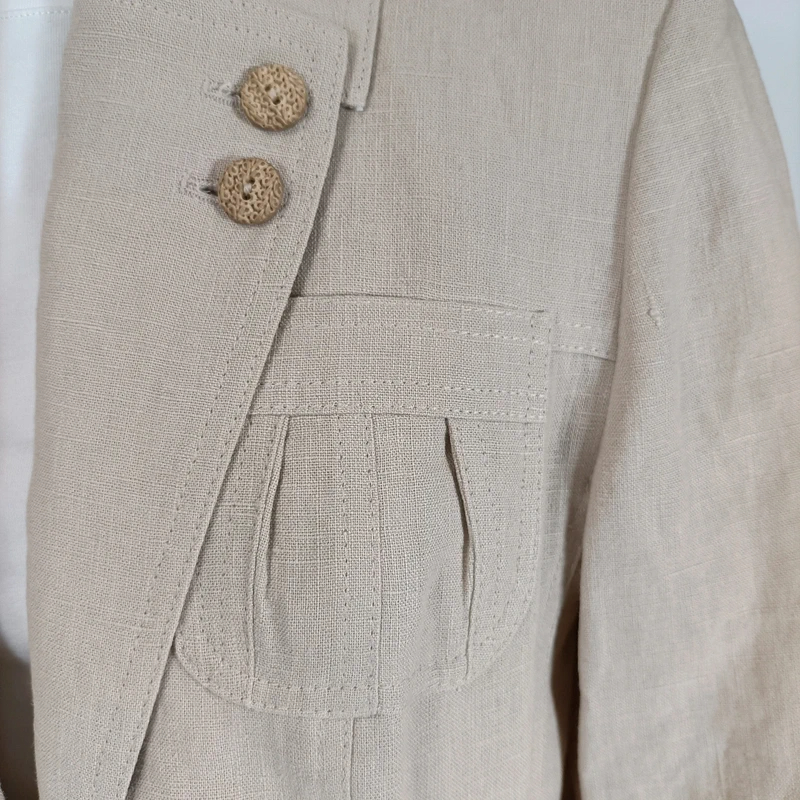 Voir photo 14 de Blazer lin beige Rohmer coupe saharienne poches plaquées boutons texturés taille 38 Blazer lin beige Rohmer coupe saharienne poches plaquées boutons texturés taille 38 Très bon état reconditionné photo 14