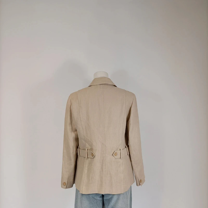 Voir photo 2 de Blazer lin beige Rohmer coupe saharienne poches plaquées boutons texturés taille 38 Blazer lin beige Rohmer coupe saharienne poches plaquées boutons texturés taille 38 Très bon état reconditionné photo 2