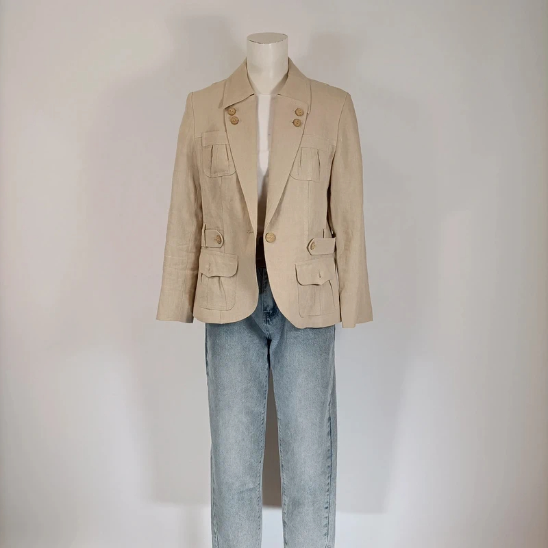 Voir photo 4 de Blazer lin beige Rohmer coupe saharienne poches plaquées boutons texturés taille 38 Blazer lin beige Rohmer coupe saharienne poches plaquées boutons texturés taille 38 Très bon état reconditionné photo 4