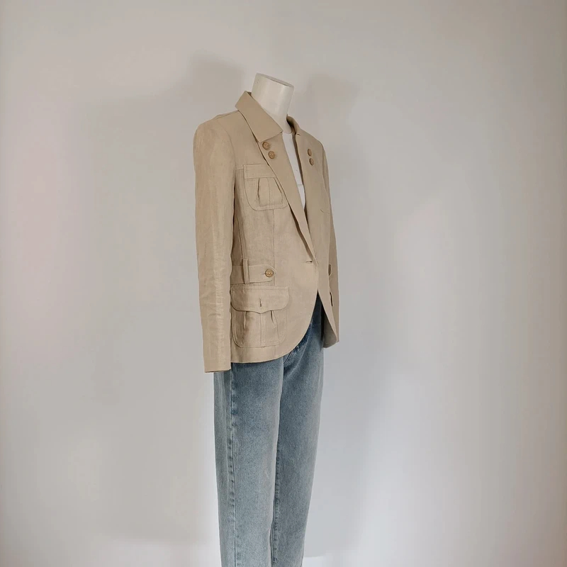 Voir photo 5 de Blazer lin beige Rohmer coupe saharienne poches plaquées boutons texturés taille 38 Blazer lin beige Rohmer coupe saharienne poches plaquées boutons texturés taille 38 Très bon état reconditionné photo 5