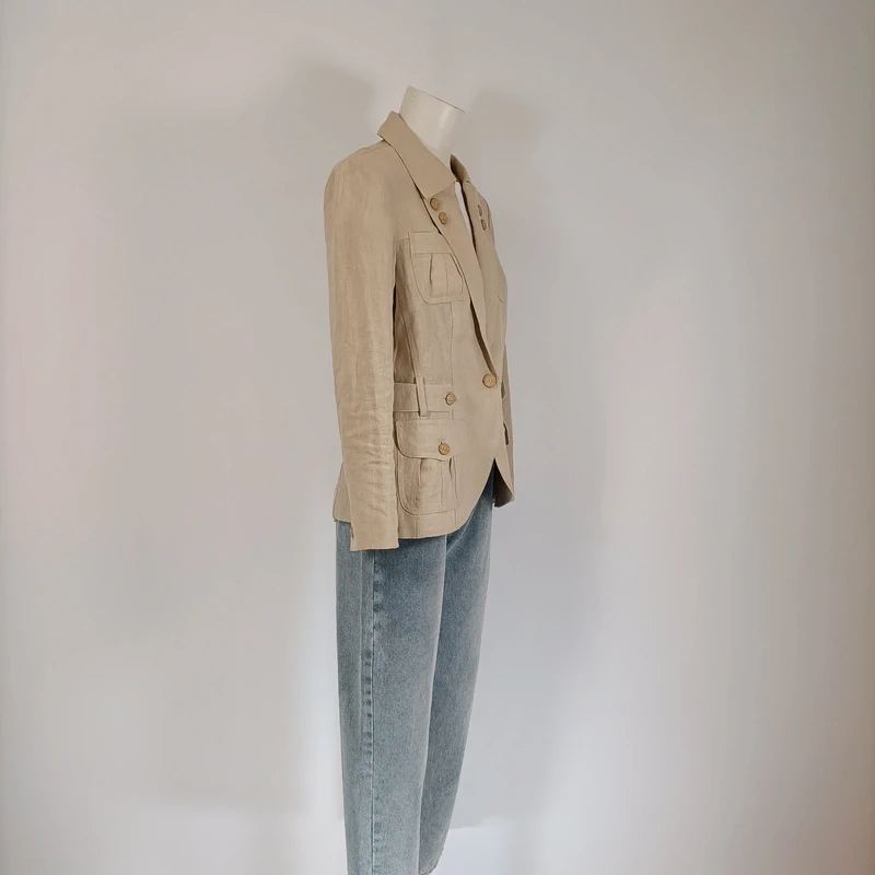 Voir photo 6 de Blazer lin beige Rohmer coupe saharienne poches plaquées boutons texturés taille 38 Blazer lin beige Rohmer coupe saharienne poches plaquées boutons texturés taille 38 Très bon état reconditionné photo 6