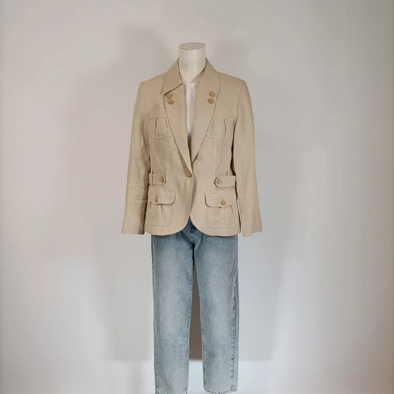 Voir photo 9 de Blazer lin beige Rohmer coupe saharienne poches plaquées boutons texturés taille 38 Blazer lin beige Rohmer coupe saharienne poches plaquées boutons texturés taille 38 Très bon état reconditionné photo 9