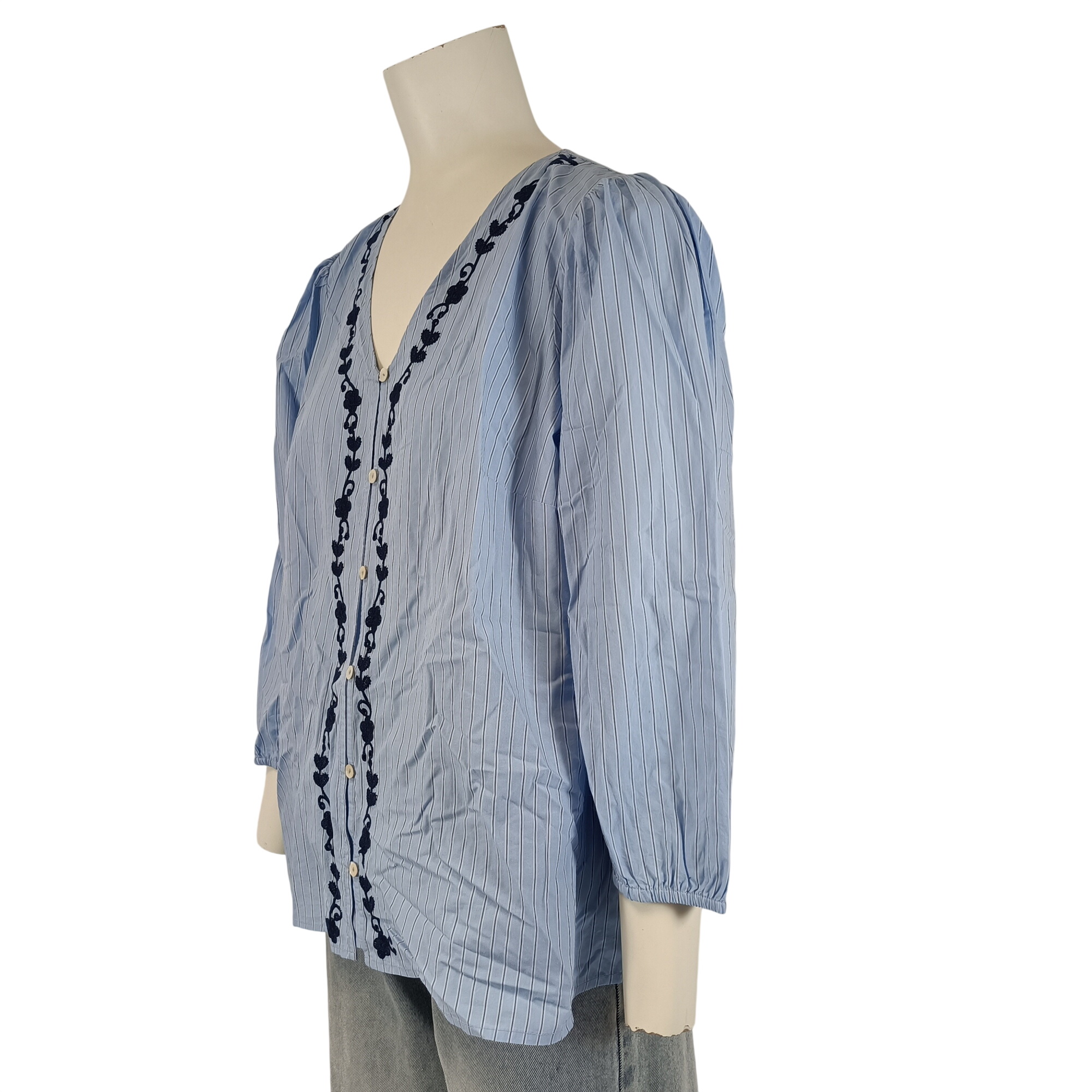 Blouse femme Grain de Malice bleu ciel rayée broderie noire taille 38 Très bon état - 10,00 € Blouse femme Grain de Malice bleu ciel rayée broderie noire taille 38 Très bon état reconditionné disponible sur Label Emmaüs