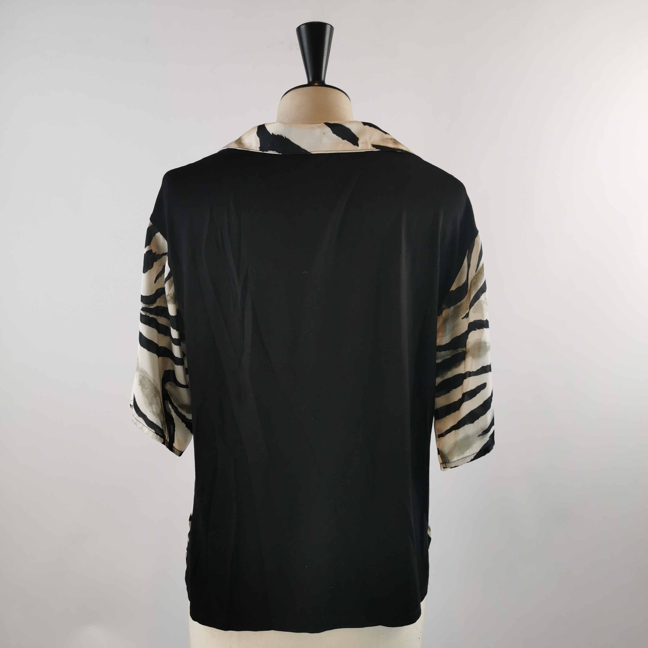 Voir photo 2 de Blouse fluide imprimée – Koton – Taille M (estimée) – Noir, écru & kaki Blouse fluide imprimée – Koton – Taille M (estimée) – Noir, écru & kaki Parfait état reconditionné photo 2
