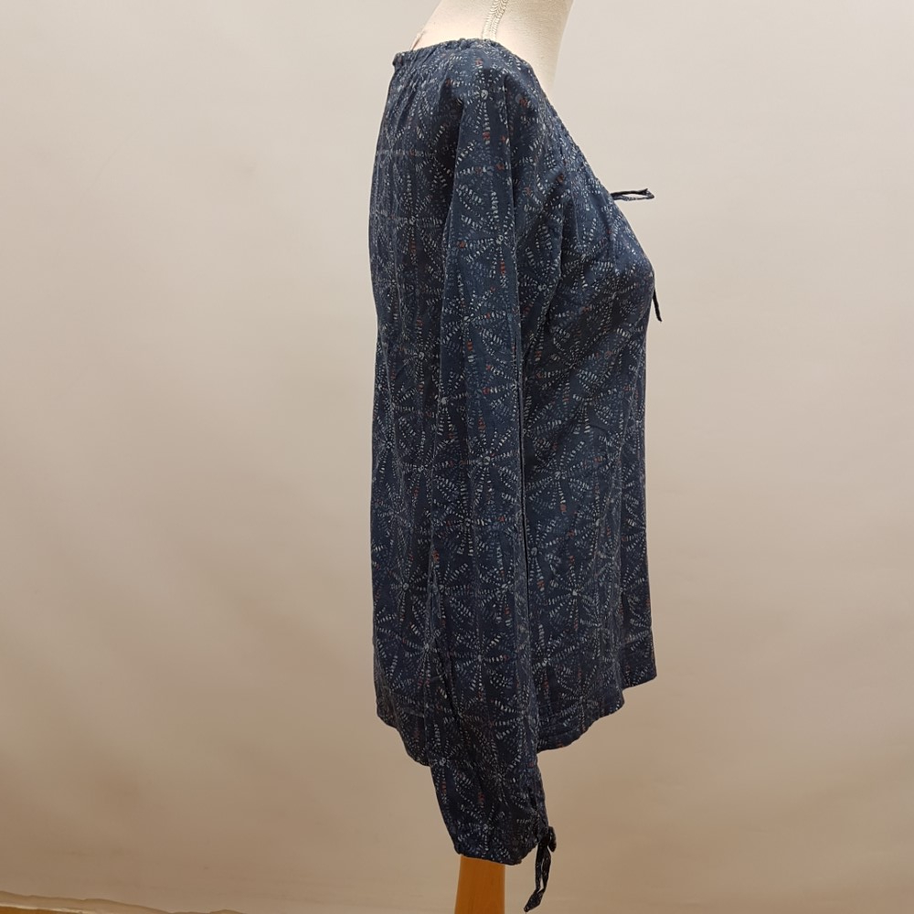Voir photo 2 de Blouse légère bleue avec imprimé ethnique - DOROTENNIS - Taille 40 Blouse légère bleue avec imprimé ethnique - DOROTENNIS - Taille 40 Très bon état reconditionné photo 2