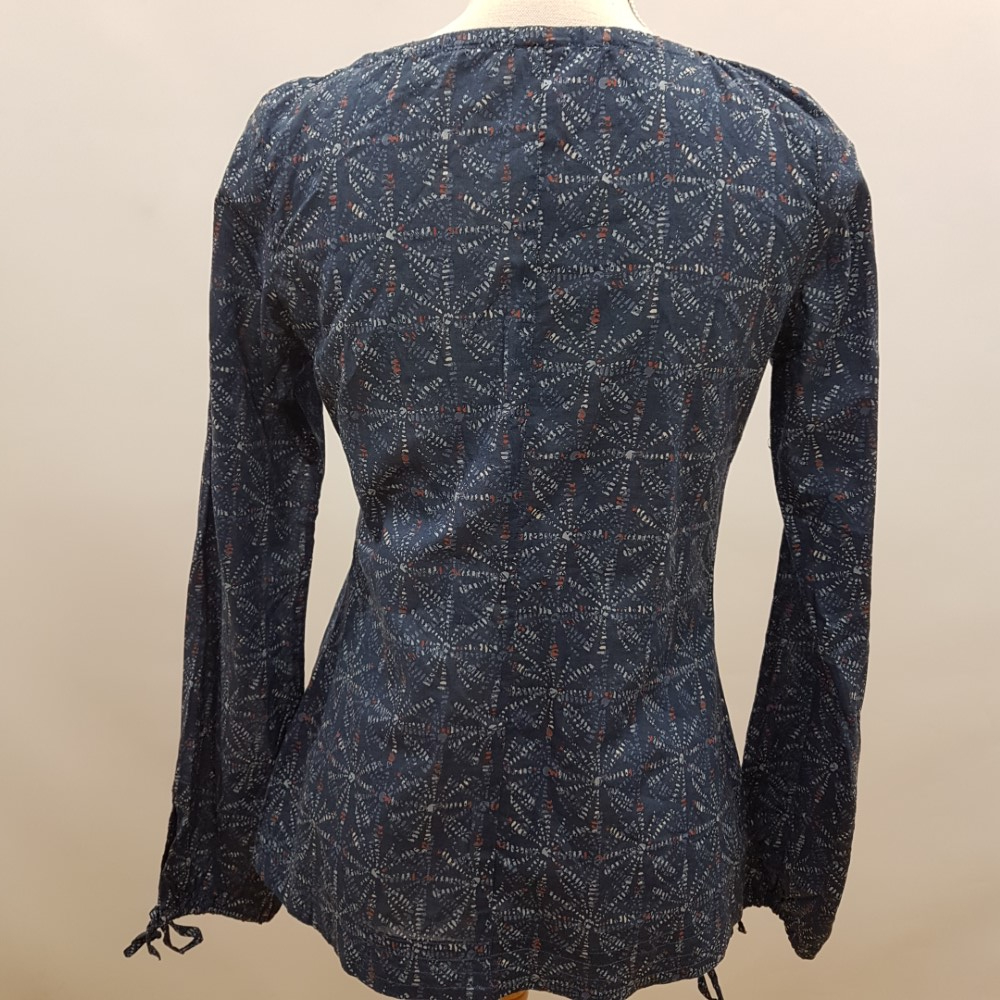 Voir photo 3 de Blouse légère bleue avec imprimé ethnique - DOROTENNIS - Taille 40 Blouse légère bleue avec imprimé ethnique - DOROTENNIS - Taille 40 Très bon état reconditionné photo 3
