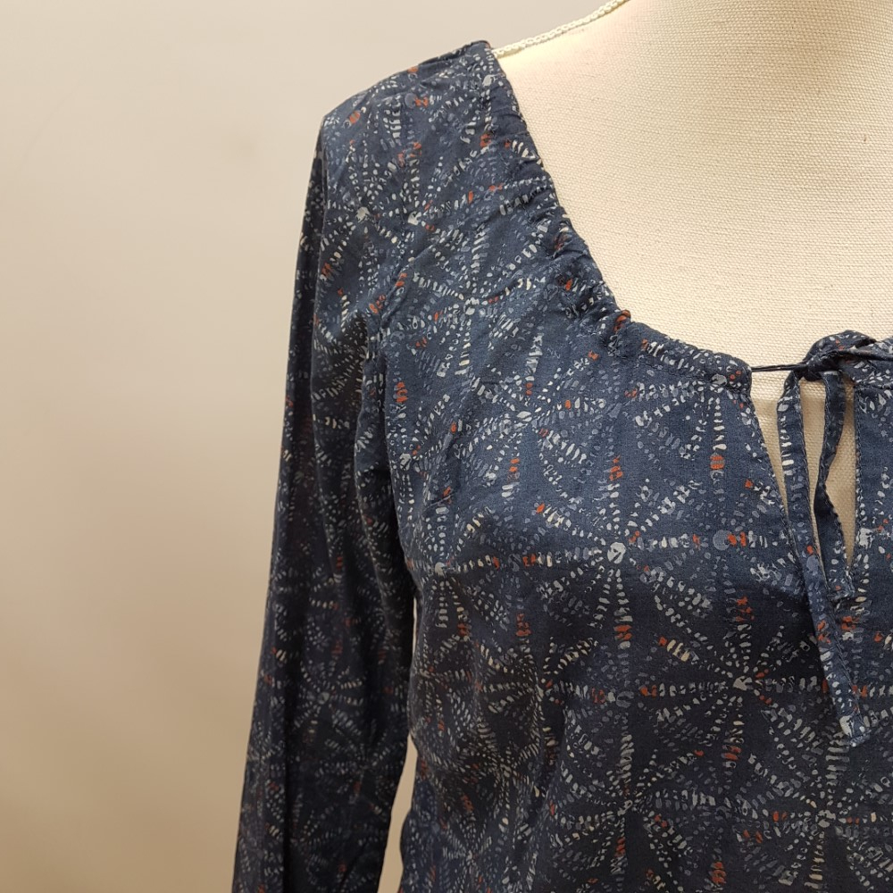 Voir photo 5 de Blouse légère bleue avec imprimé ethnique - DOROTENNIS - Taille 40 Blouse légère bleue avec imprimé ethnique - DOROTENNIS - Taille 40 Très bon état reconditionné photo 5