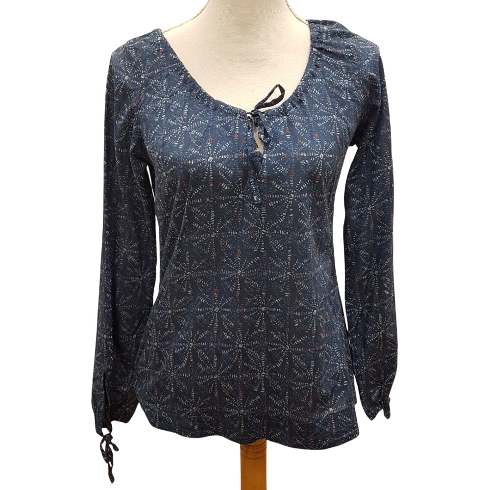 Blouse légère bleue avec imprimé ethnique - DOROTENNIS - Taille 40 Très bon état - 10,00 € Blouse légère bleue avec imprimé ethnique - DOROTENNIS - Taille 40 Très bon état reconditionné disponible sur Label Emmaüs