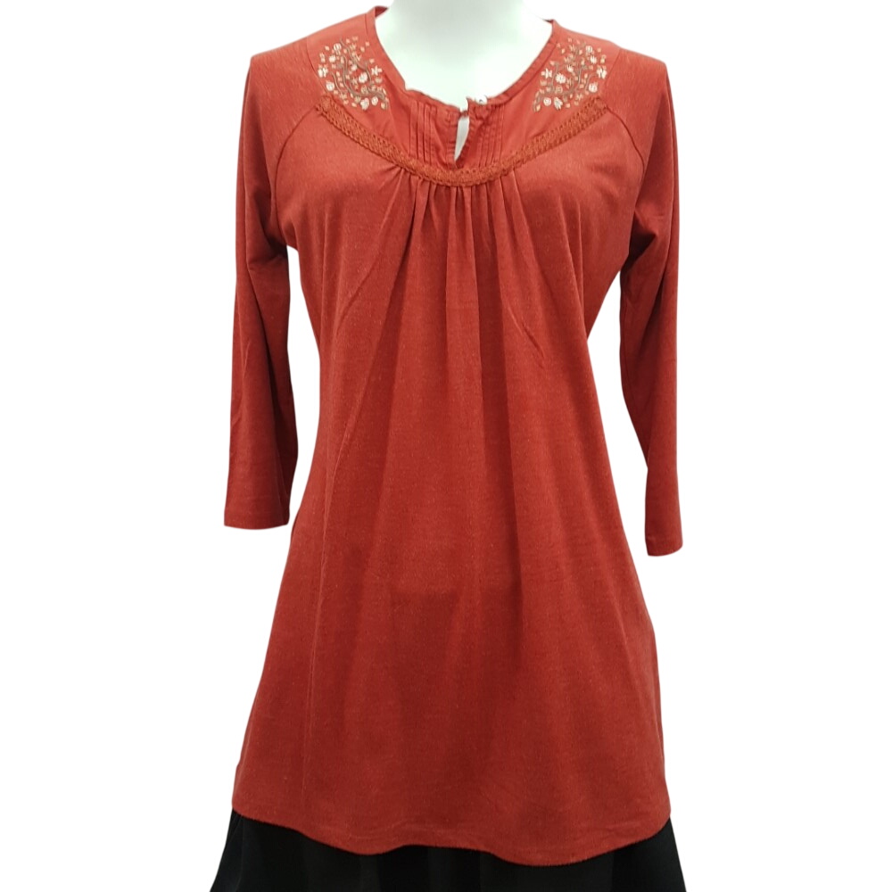 Acheter Blouse rouge orangé à petites fleurs brodées - SCOTTAGE - Taille 2 Très bon état - 10,00 € Blouse rouge orangé à petites fleurs brodées - SCOTTAGE - Taille 2 Très bon état reconditionné disponible sur Label Emmaüs