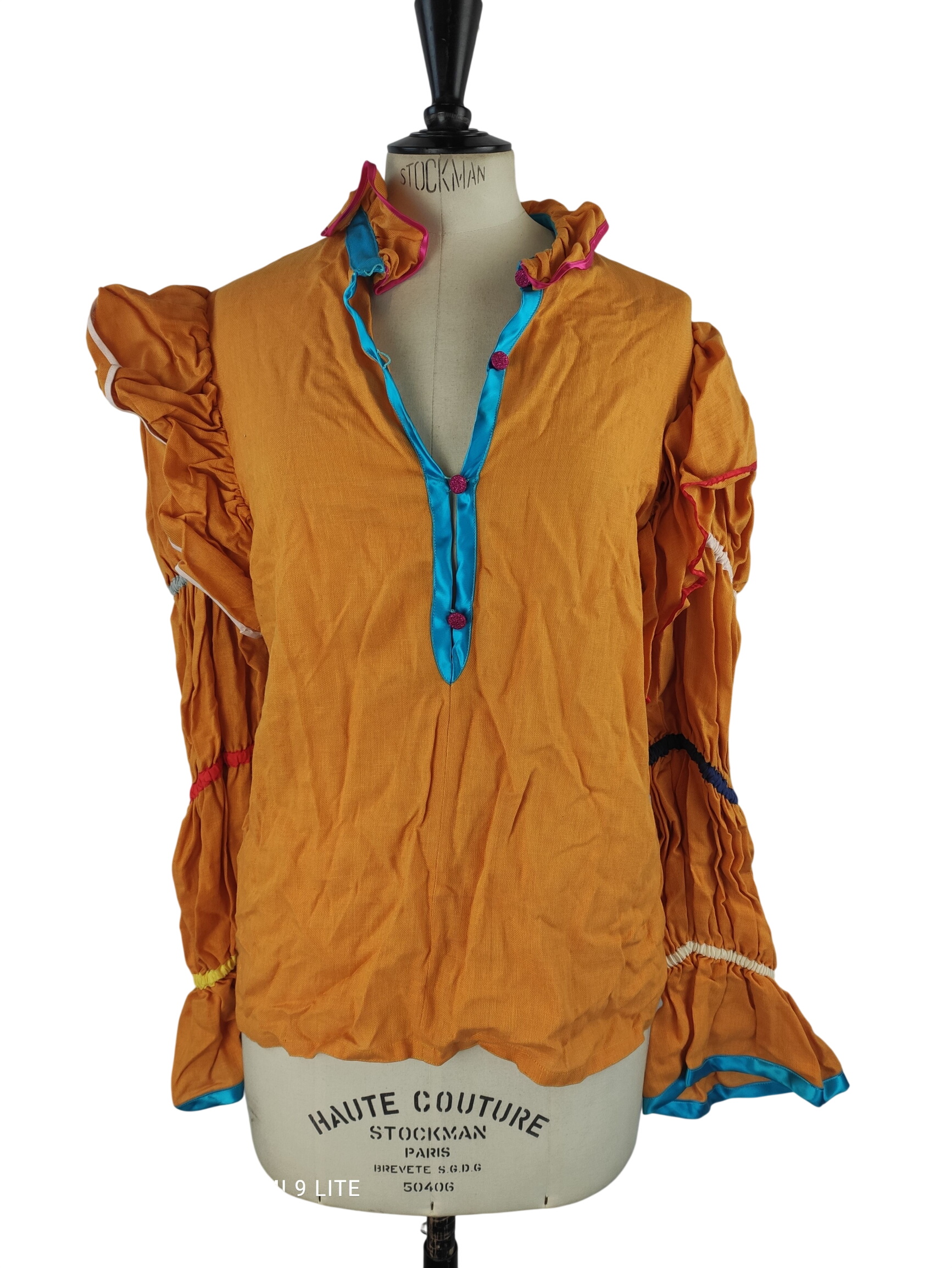 Acheter Blouse Vintage Folklorique - SKAF Wien — jaune moutarde & Biais Multicolores - Taille M (estimée) Très bon état - 10,00 € Blouse Vintage Folklorique - SKAF Wien — jaune moutarde & Biais Multicolores - Taille M (estimée) Très bon état reconditionné disponible sur Label Emmaüs