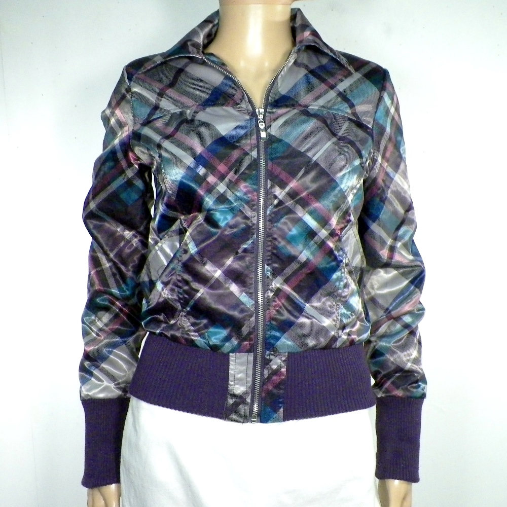 Acheter Blouson Femme Violet FIONELLA Taille 2 Bon état - 10,00 € Blouson Femme Violet FIONELLA Taille 2 Bon état reconditionné disponible sur Label Emmaüs